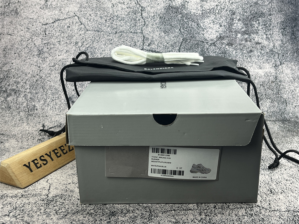 ua Ba1en*iaga runner sneaker