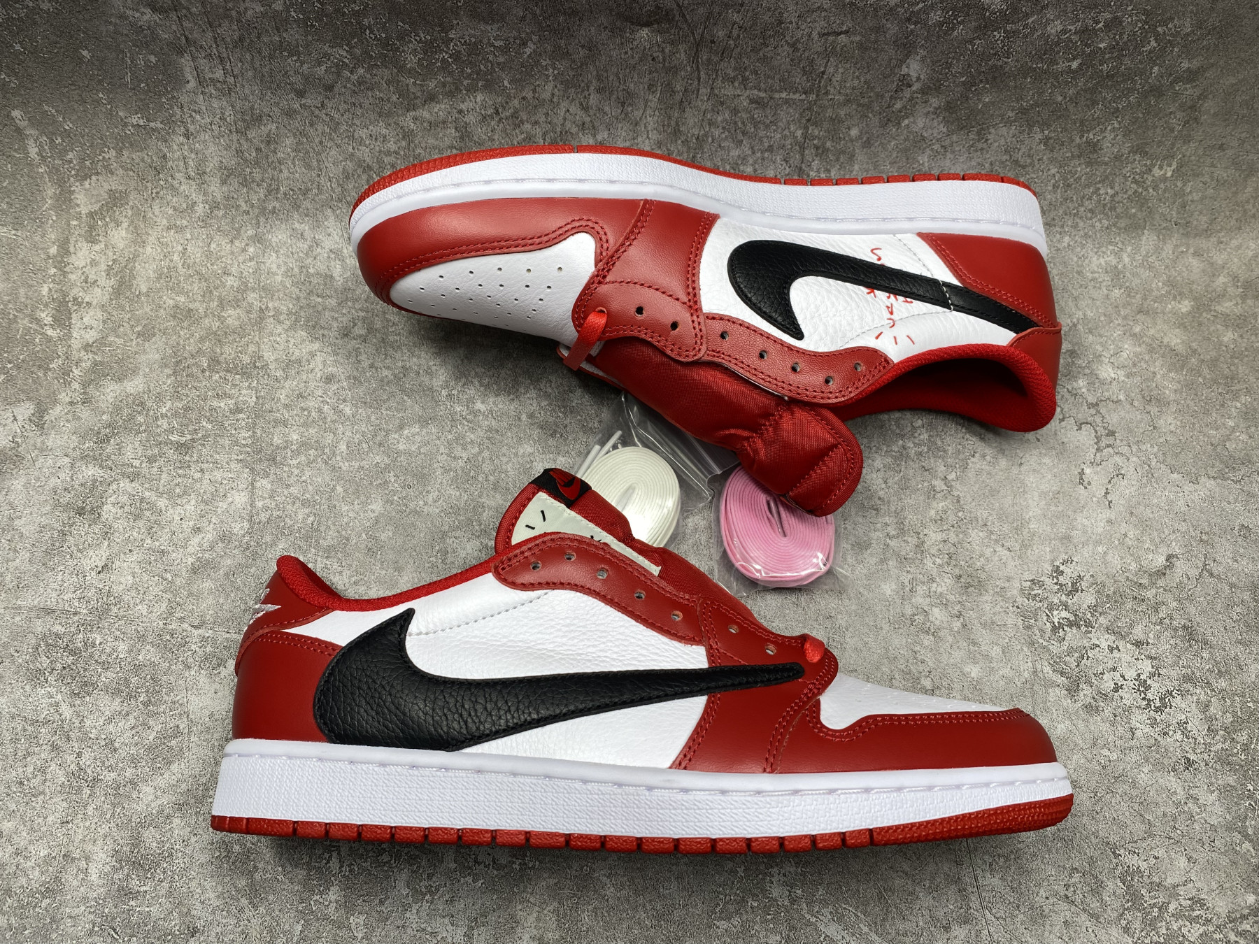 UA TRAVIS SCOTT X AIR JORDAN 1 LOW OG RED