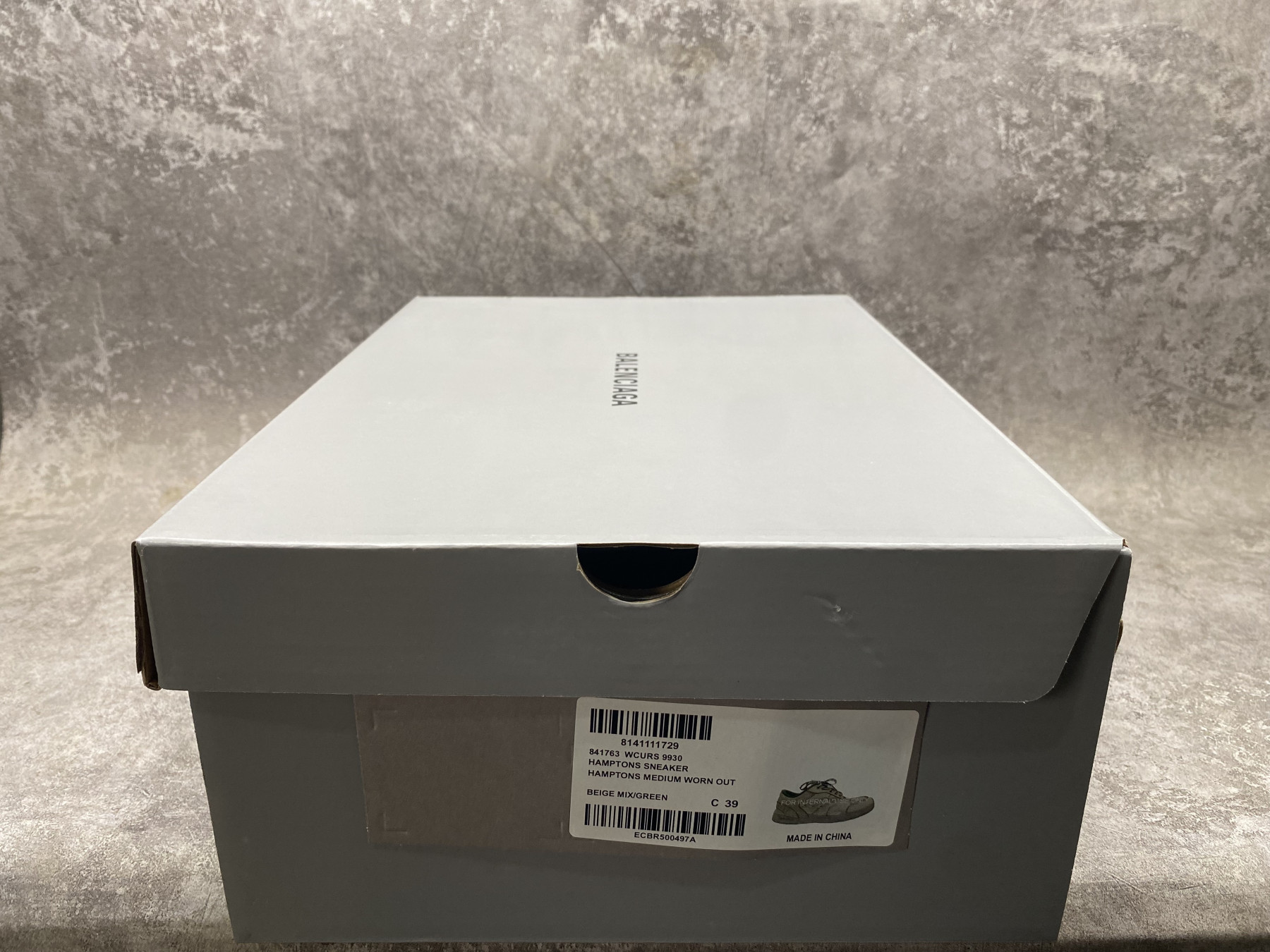 ua Ba1en*iaga hamptons worn-out sneaker (run one size large)