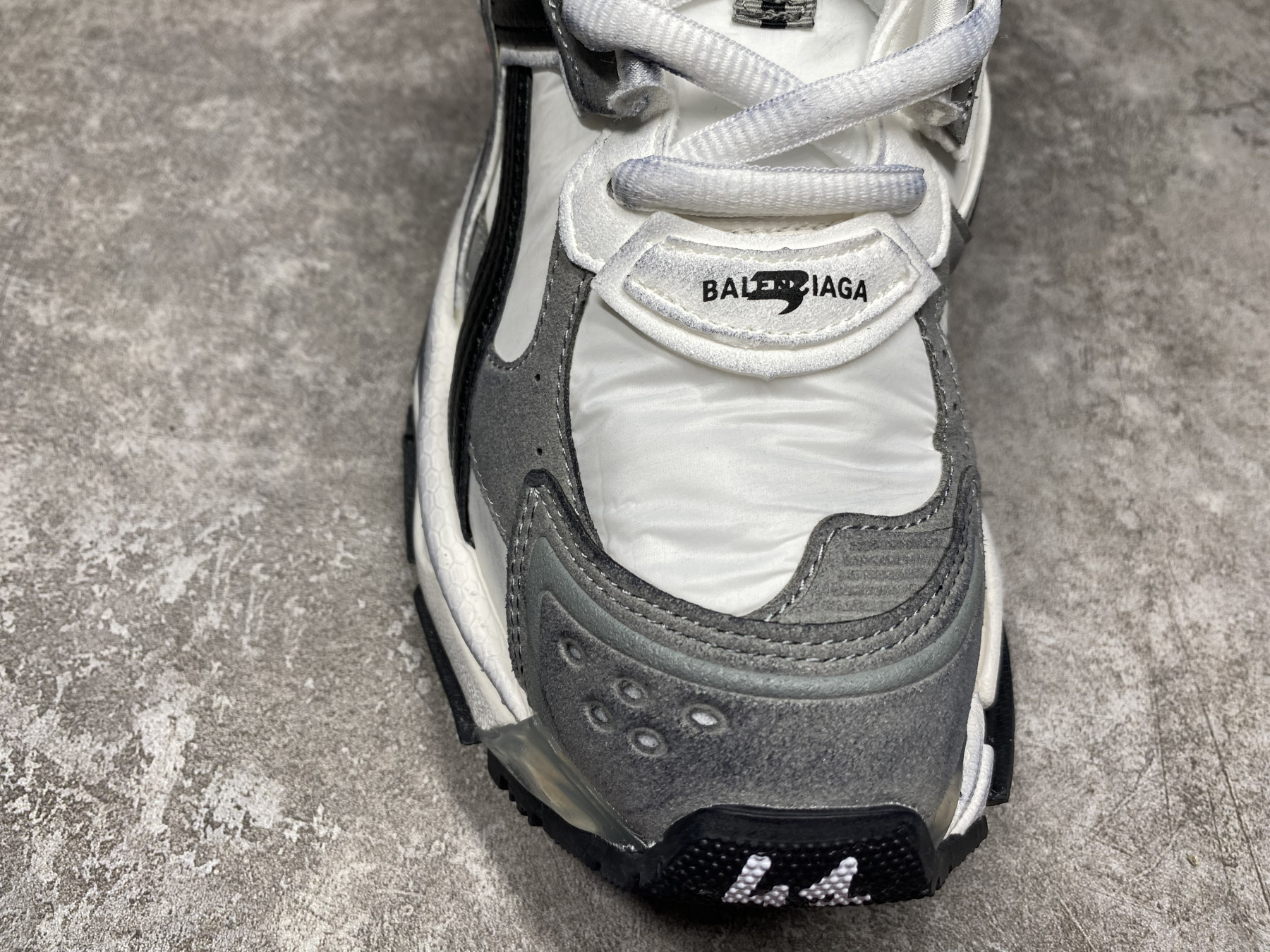 ua Ba1en*iaga runner sneaker