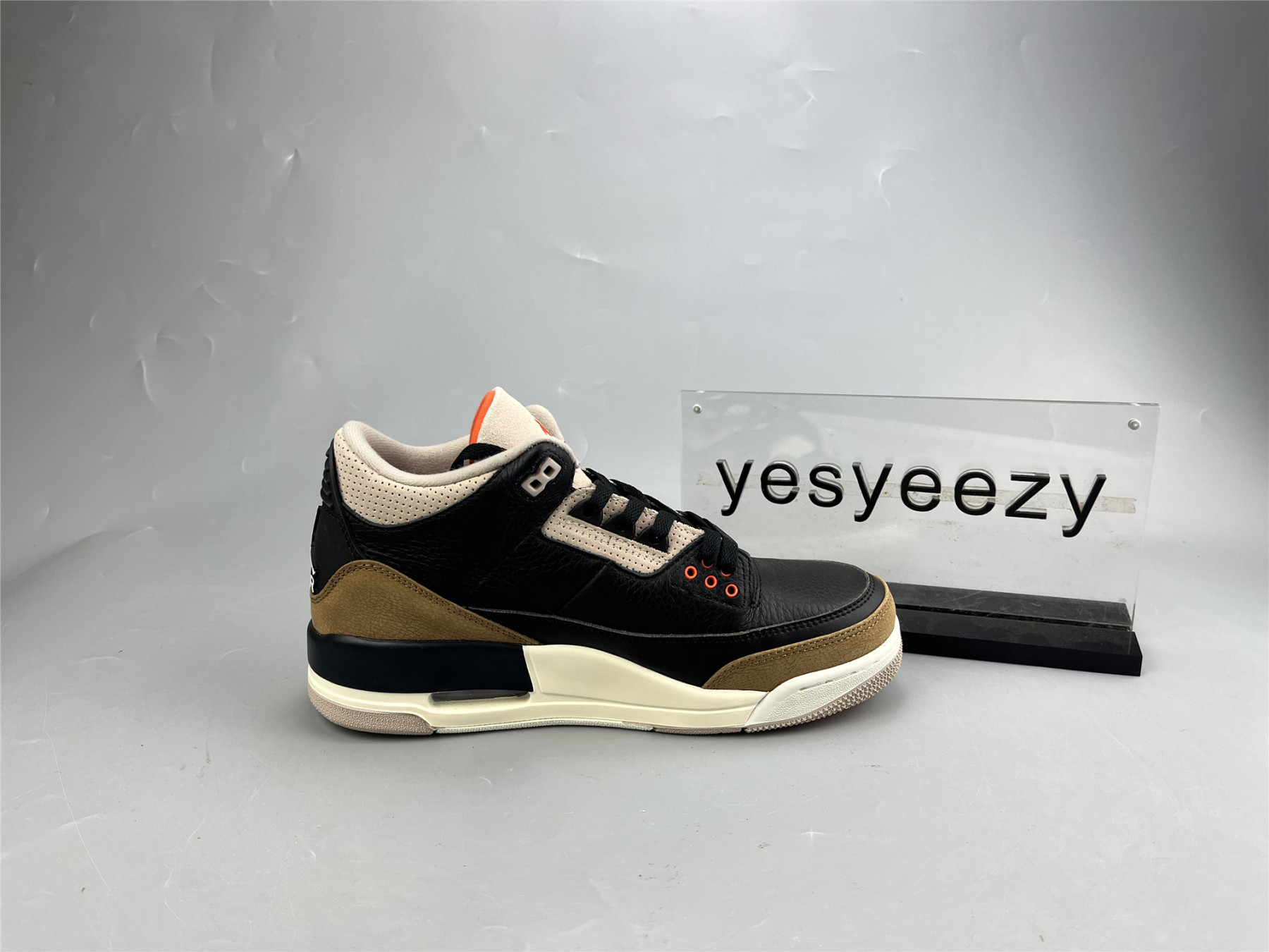 UA AIR JORDAN 3 RETRO 