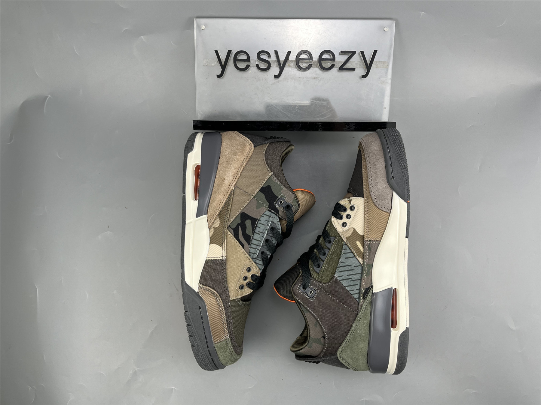 UA AIR JORDAN 3 RETRO 