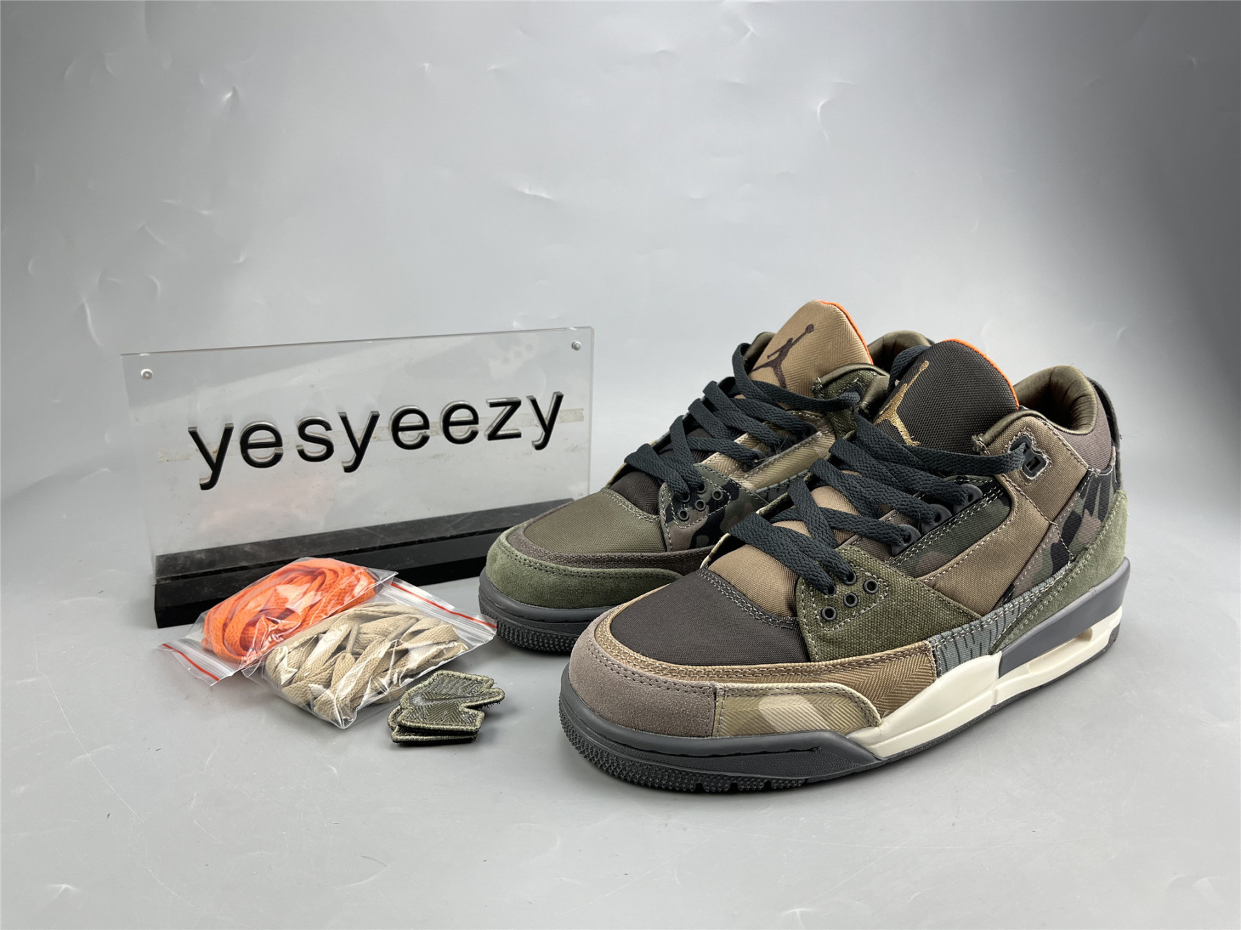 UA AIR JORDAN 3 RETRO 