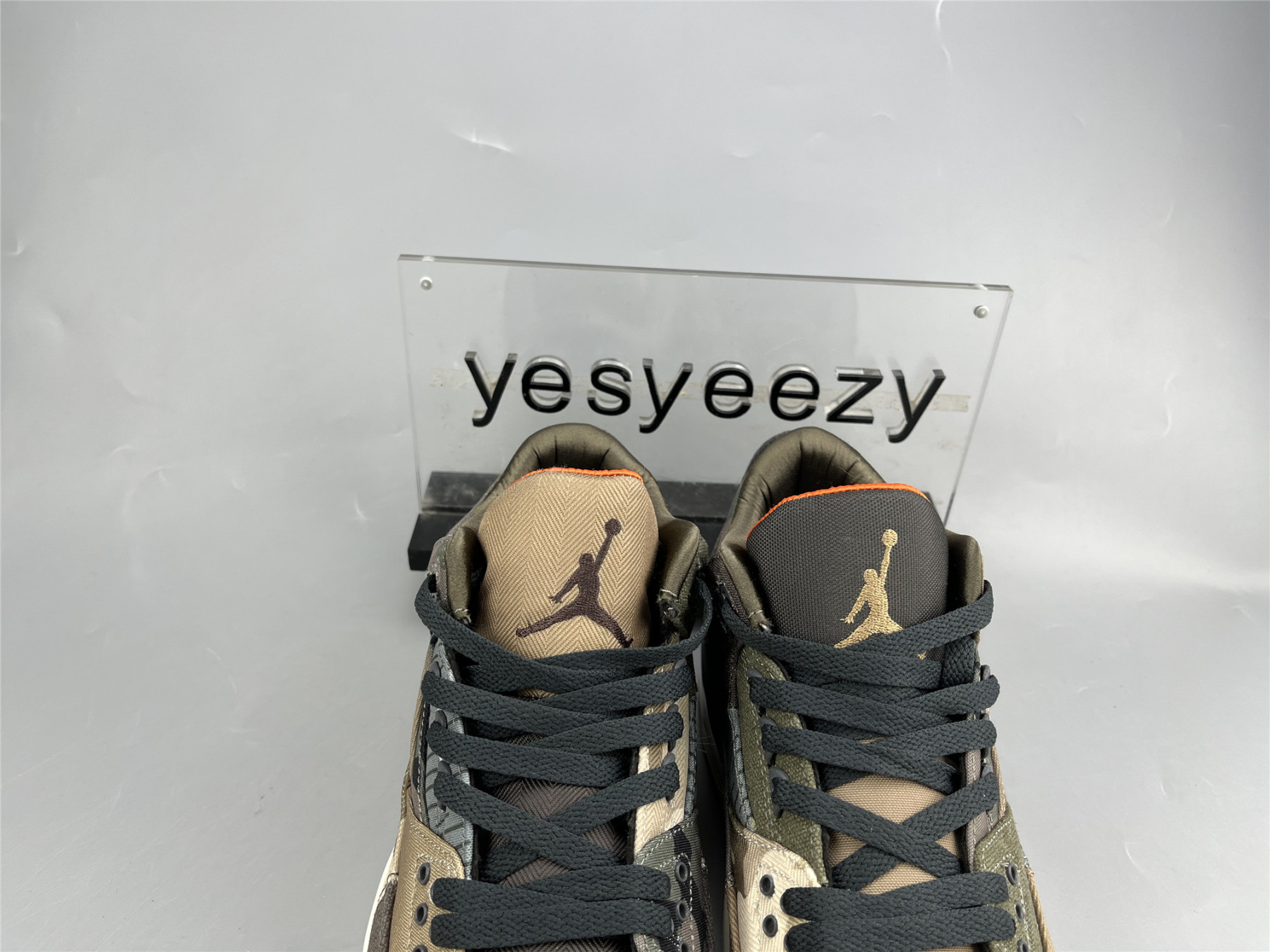 UA AIR JORDAN 3 RETRO 