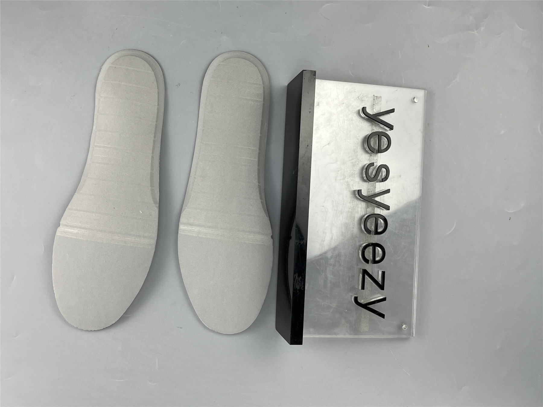 UA OFF-WHITE X NIKE AIR FORCE 1 MID â€œWHITEâ€