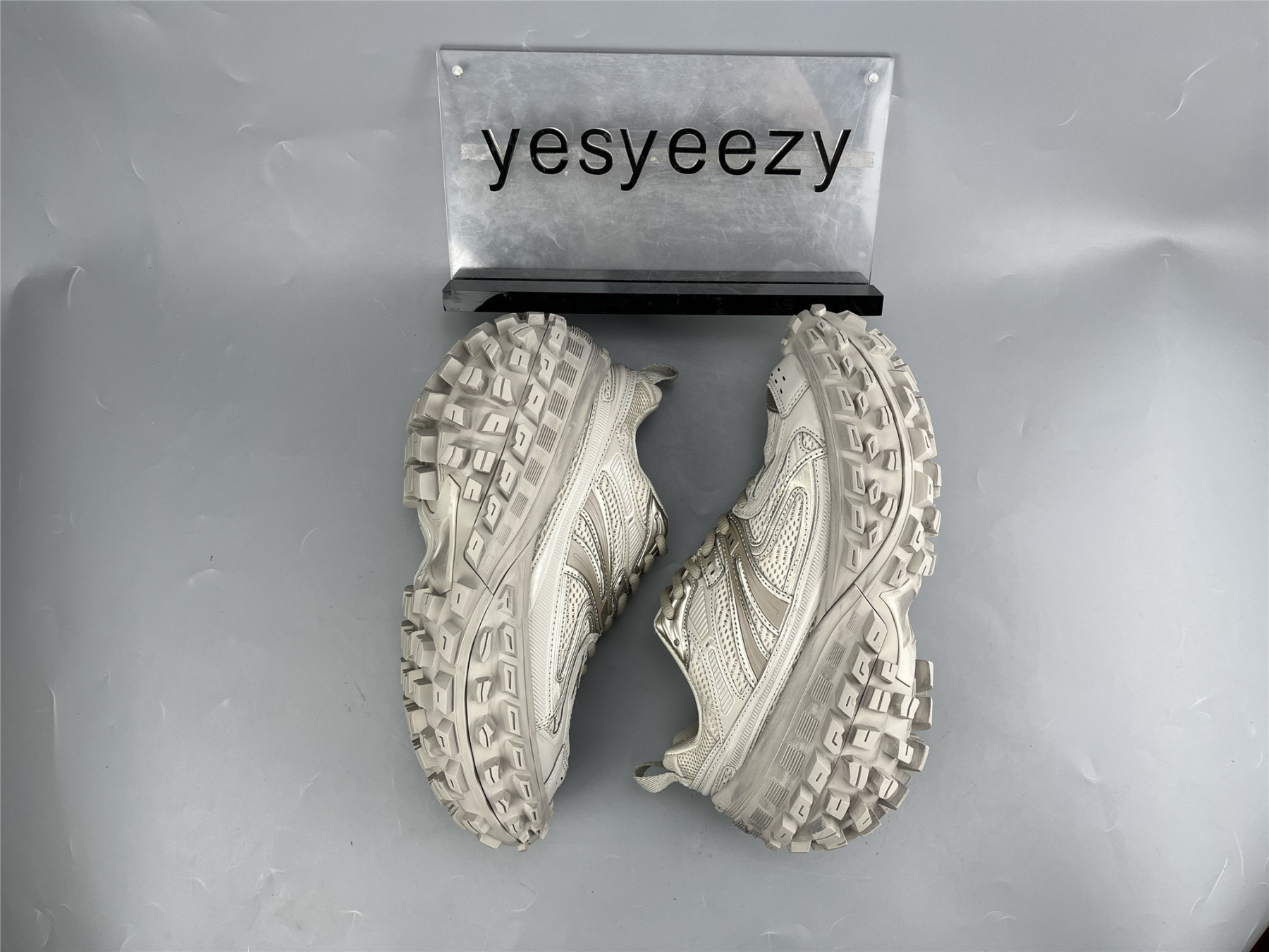 UA TRIPLE S CLEAR SOLE GREY BEIGE