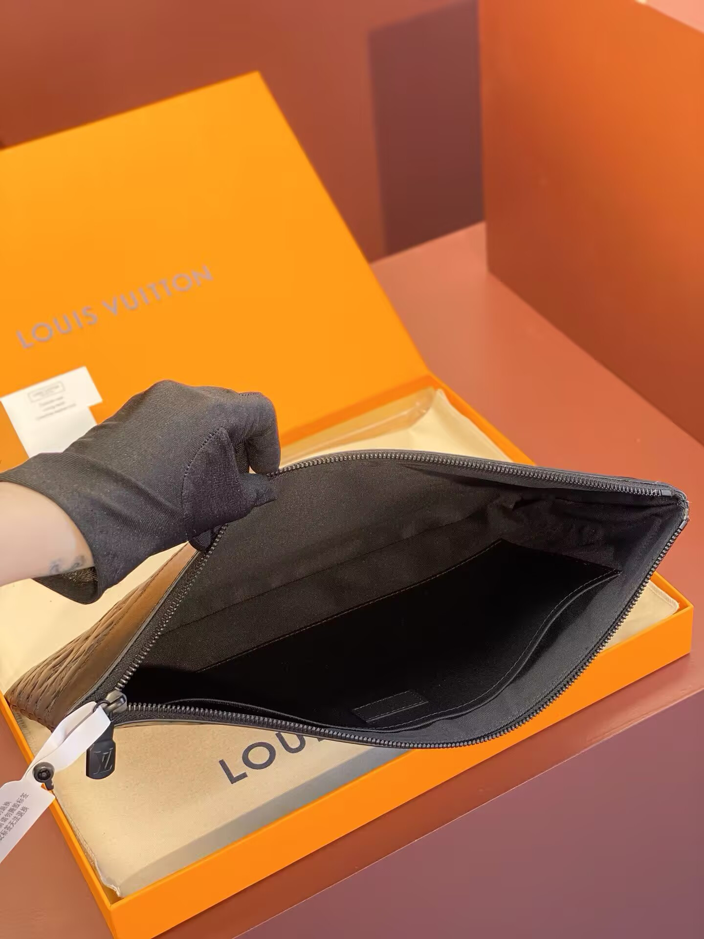 LV To-Go Pochette M81570 34x25x2cm