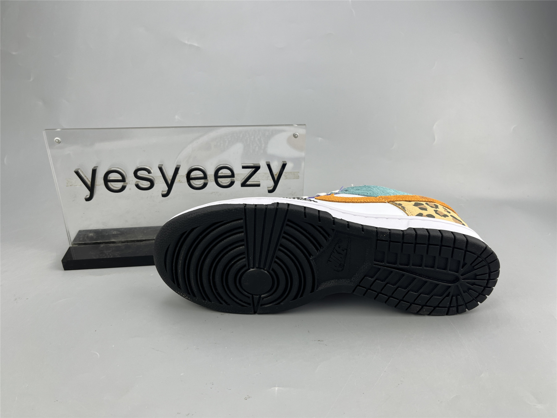 UA NIKE WMNS DUNK LOW SE 