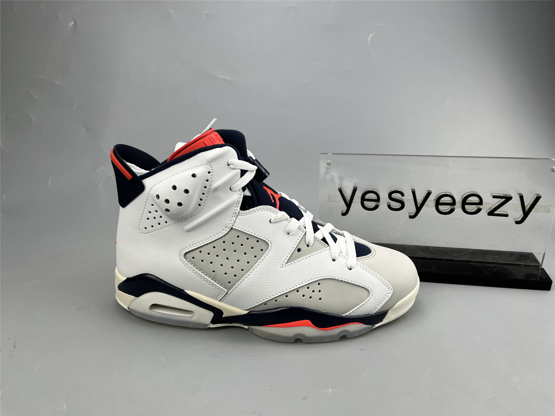 UA AIR JORDAN 6 RETRO 