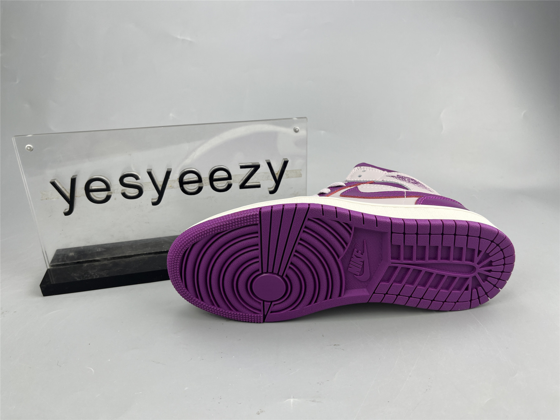 UA WMNS AIR JORDAN 1 MID 