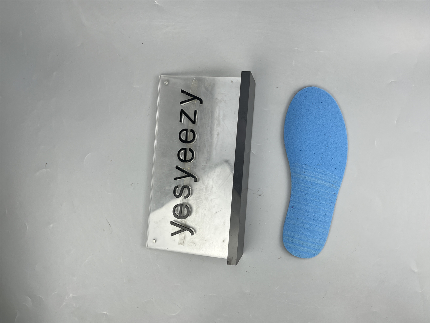 UA WMNS AIR JORDAN 1 MID 