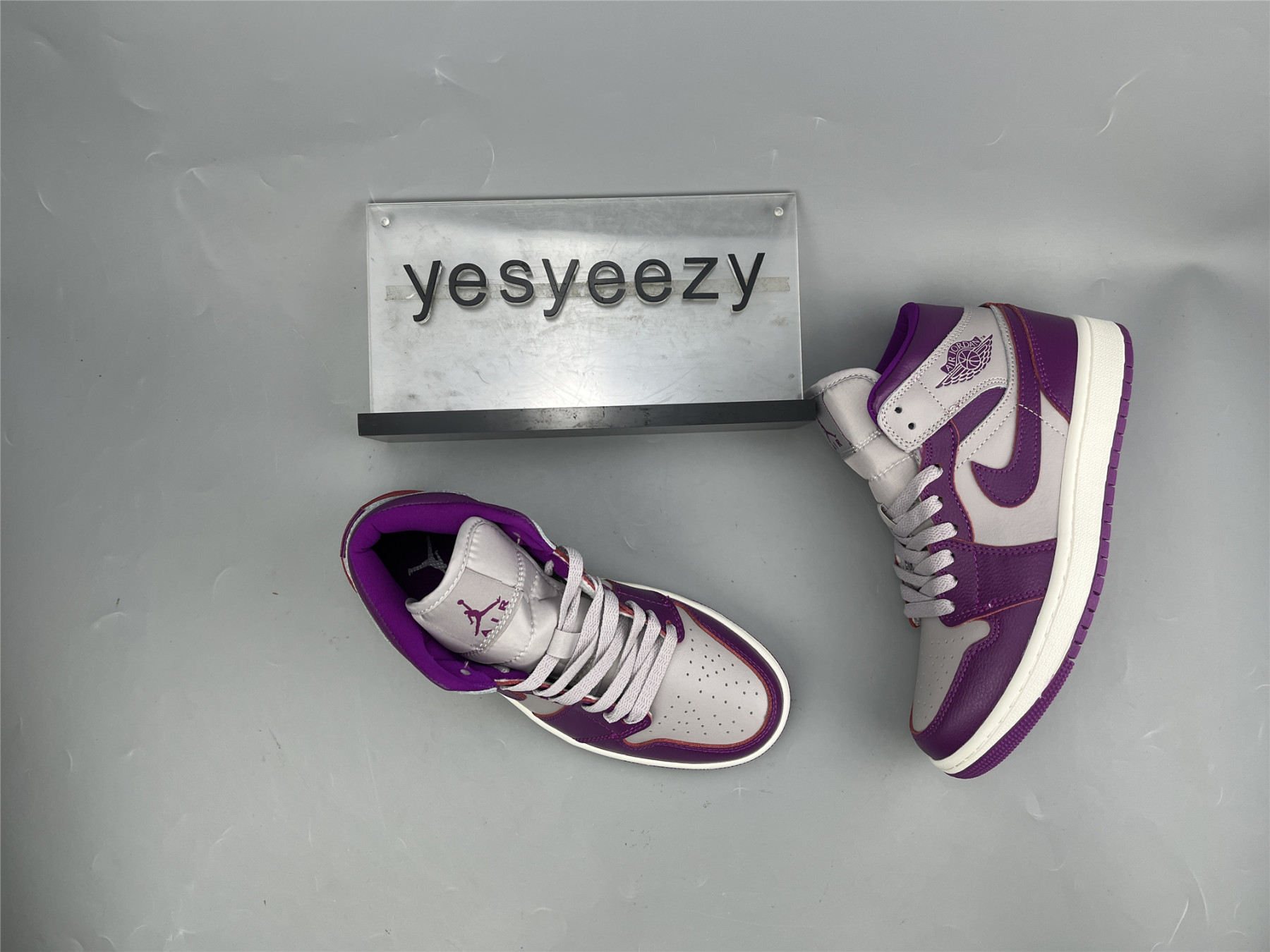 UA WMNS AIR JORDAN 1 MID 