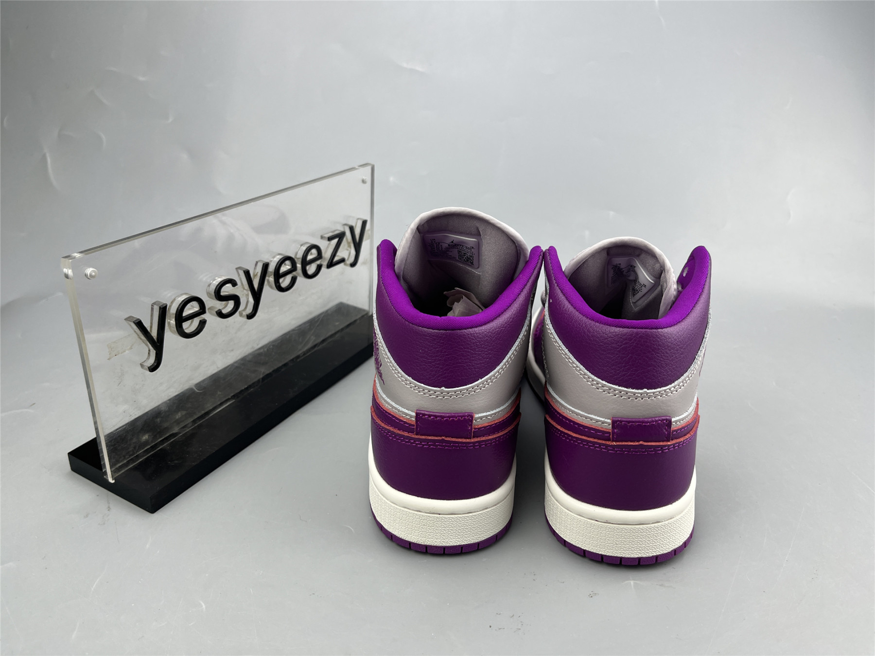 UA WMNS AIR JORDAN 1 MID 