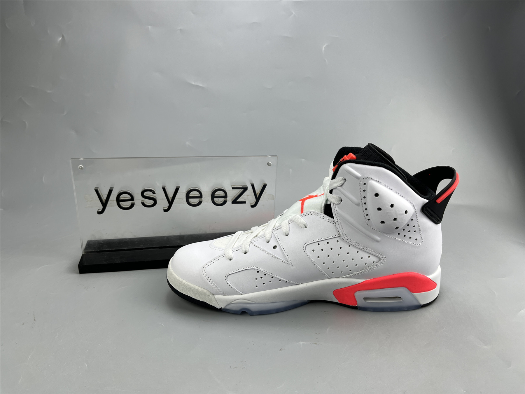 UA  AIR JORDAN 6 RETRO 