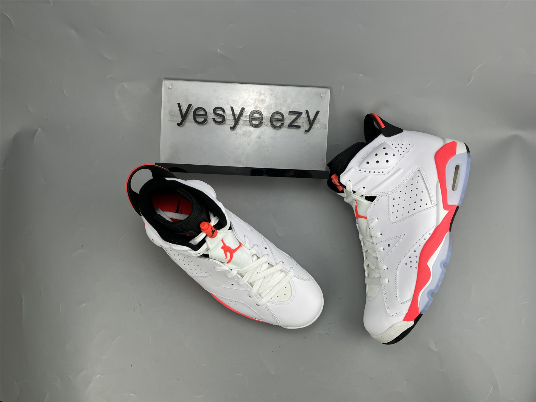 UA  AIR JORDAN 6 RETRO 