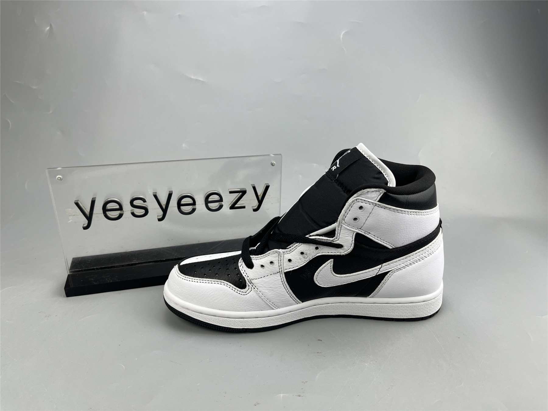 UA WMNS AIR JORDAN 1 MID SE 