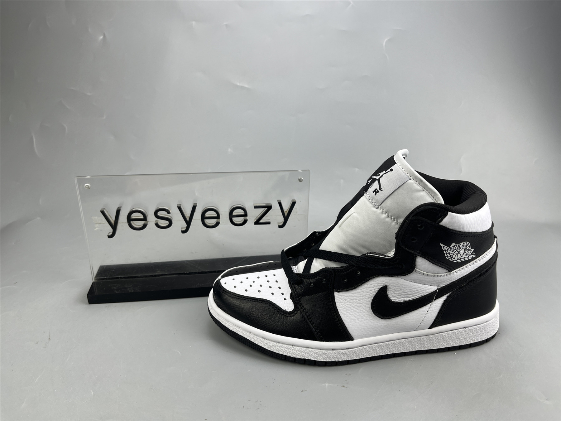 UA WMNS AIR JORDAN 1 MID SE 