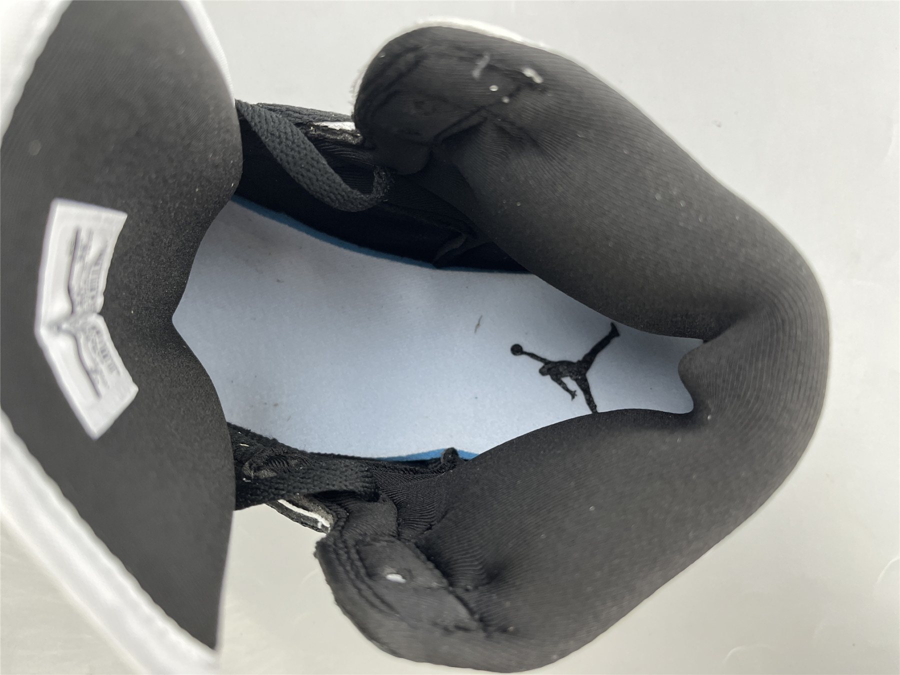 UA WMNS AIR JORDAN 1 MID SE 