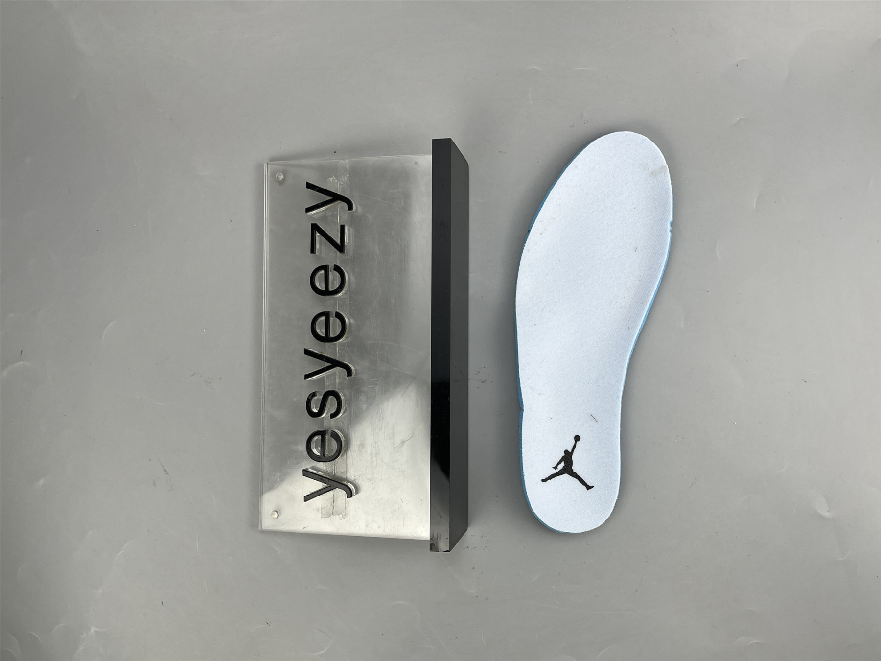 UA WMNS AIR JORDAN 1 MID SE 