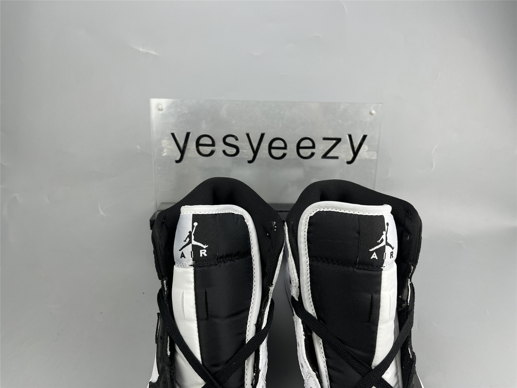 UA WMNS AIR JORDAN 1 MID SE 