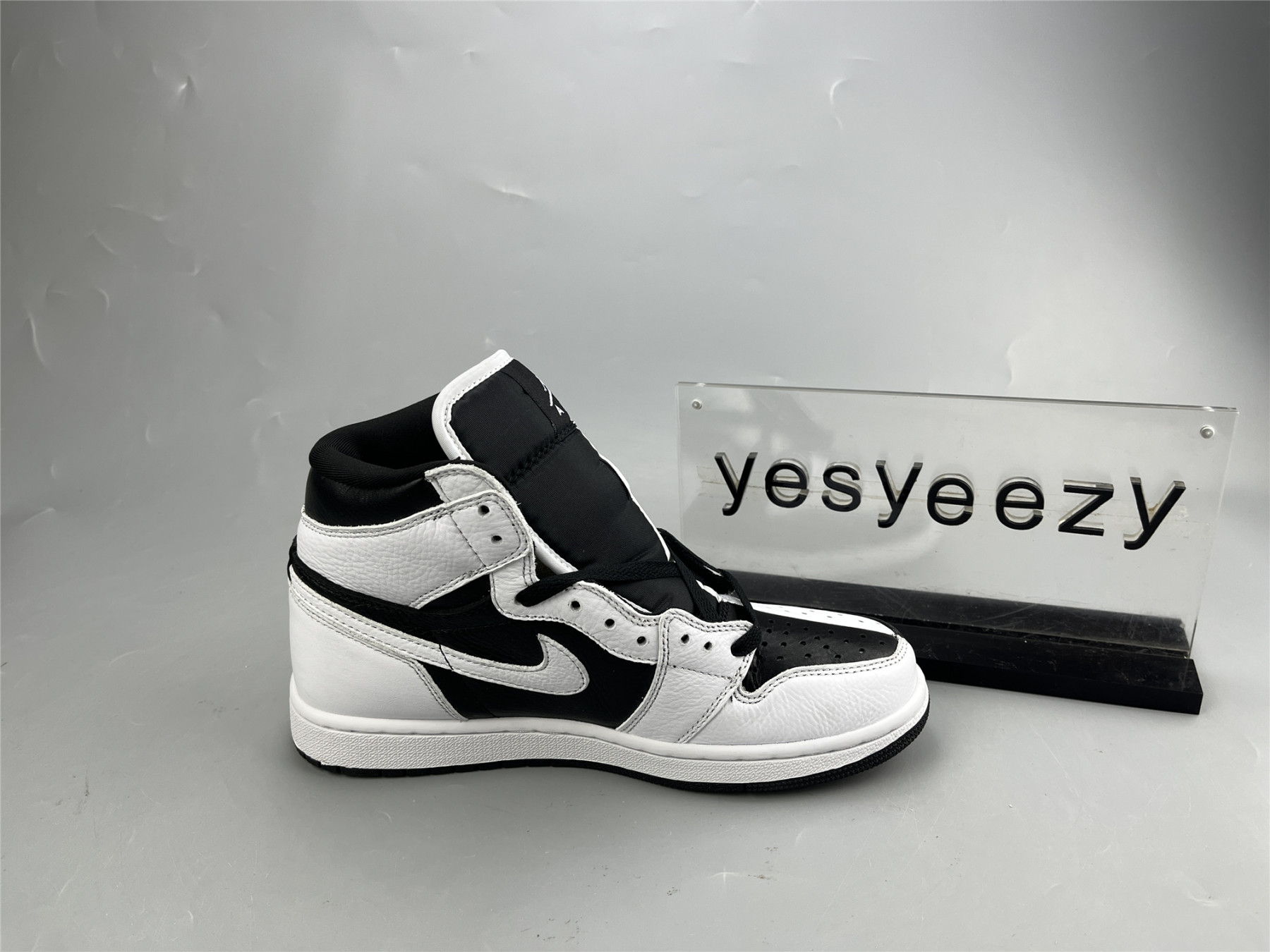 UA WMNS AIR JORDAN 1 MID SE 