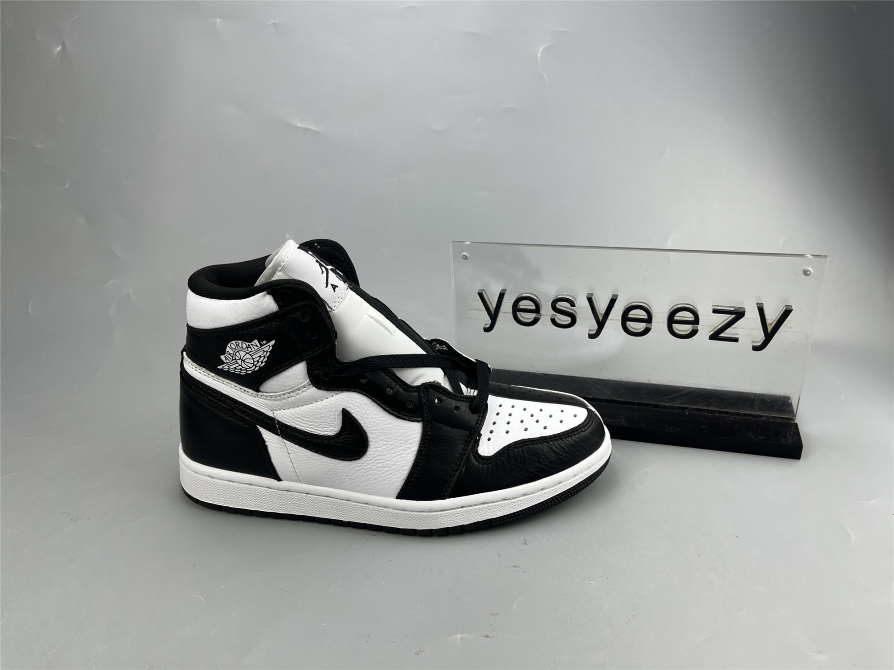 UA WMNS AIR JORDAN 1 MID SE 