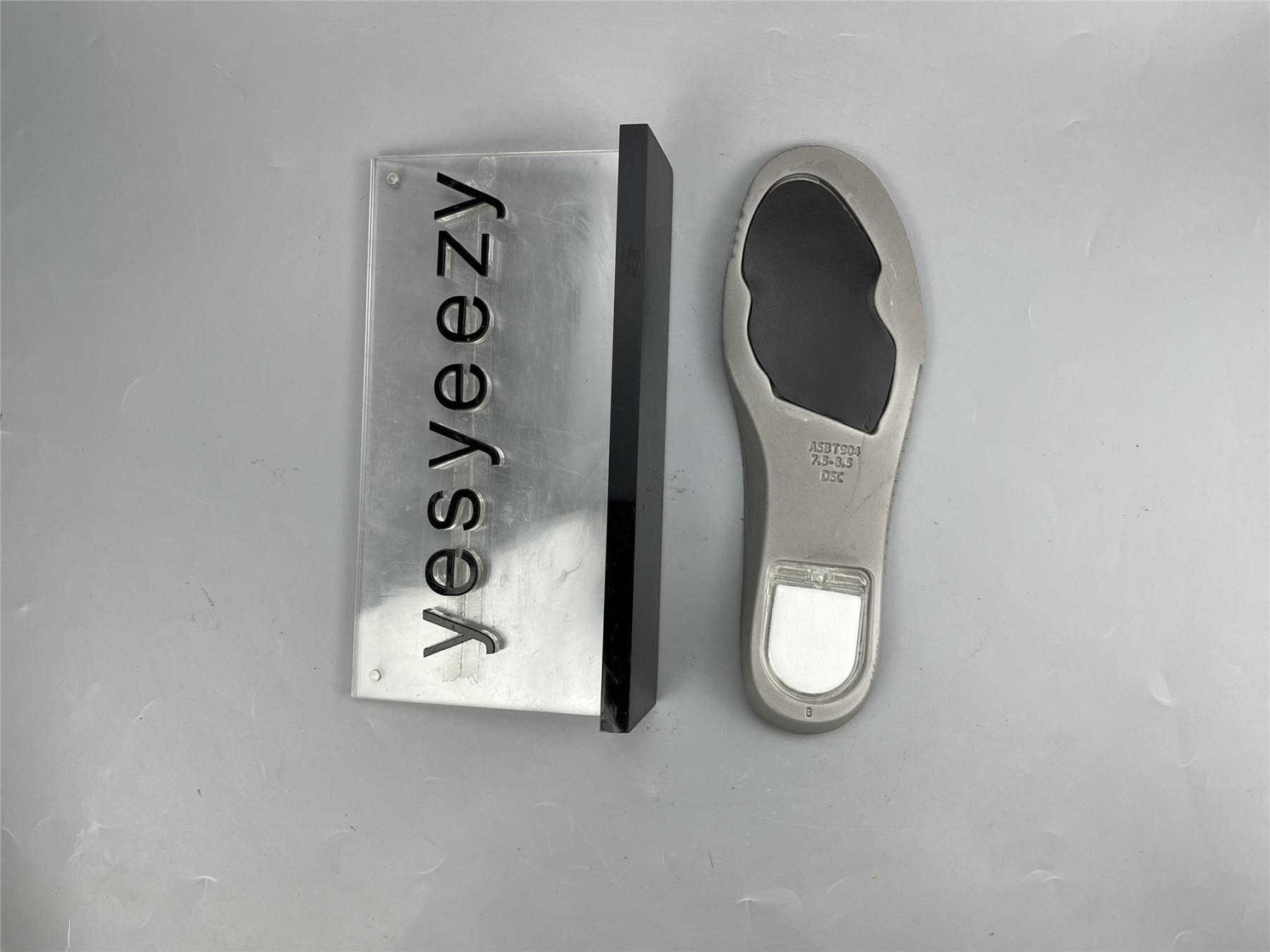 UA NIKE SKATE LIKE A GIRL X DUNK LOW SB