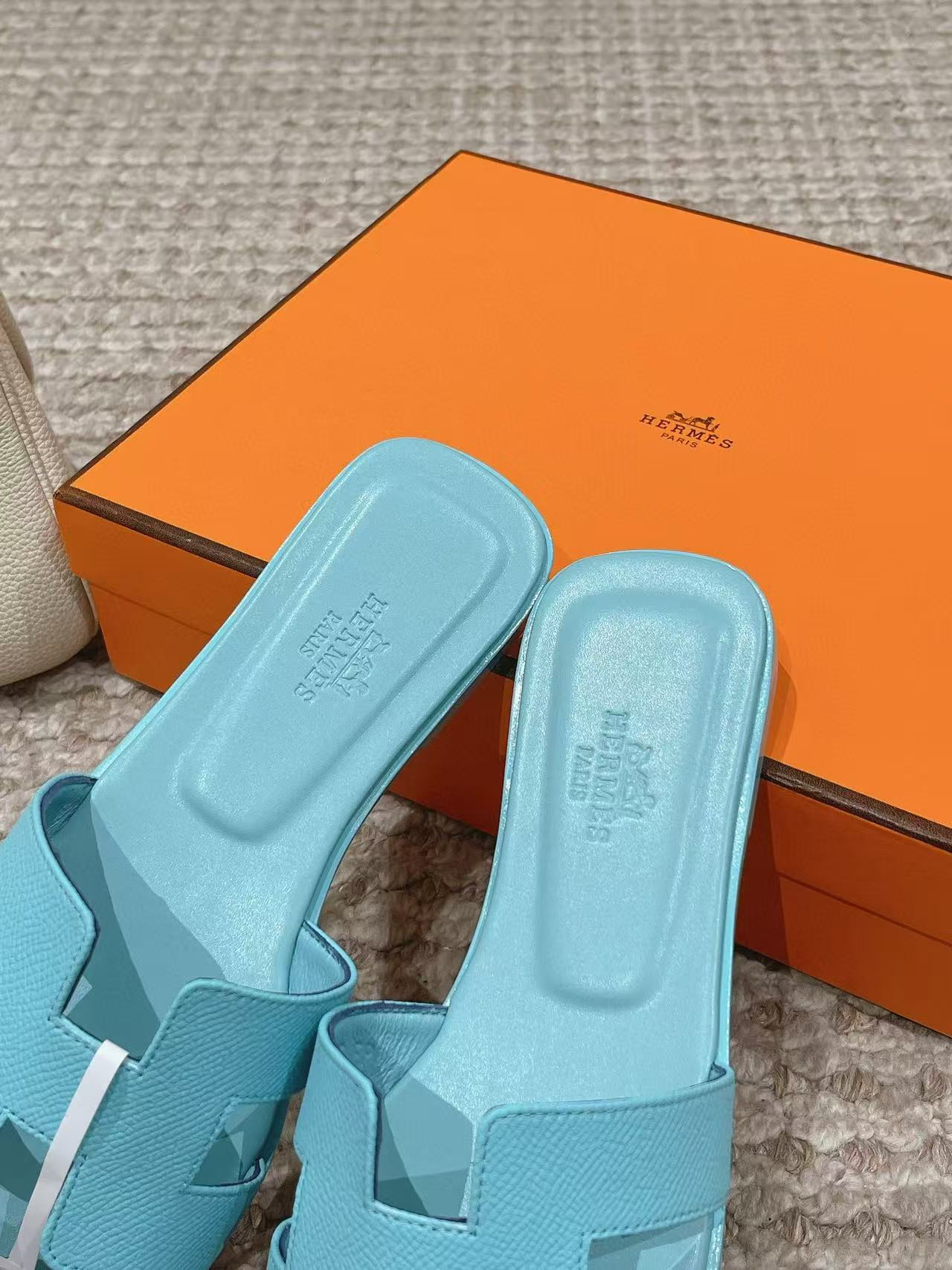 UA H**me5 Oran sandal