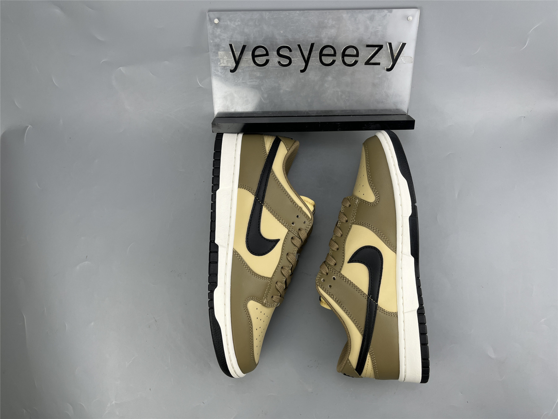 UA NIKE WMNS DUNK LOW 