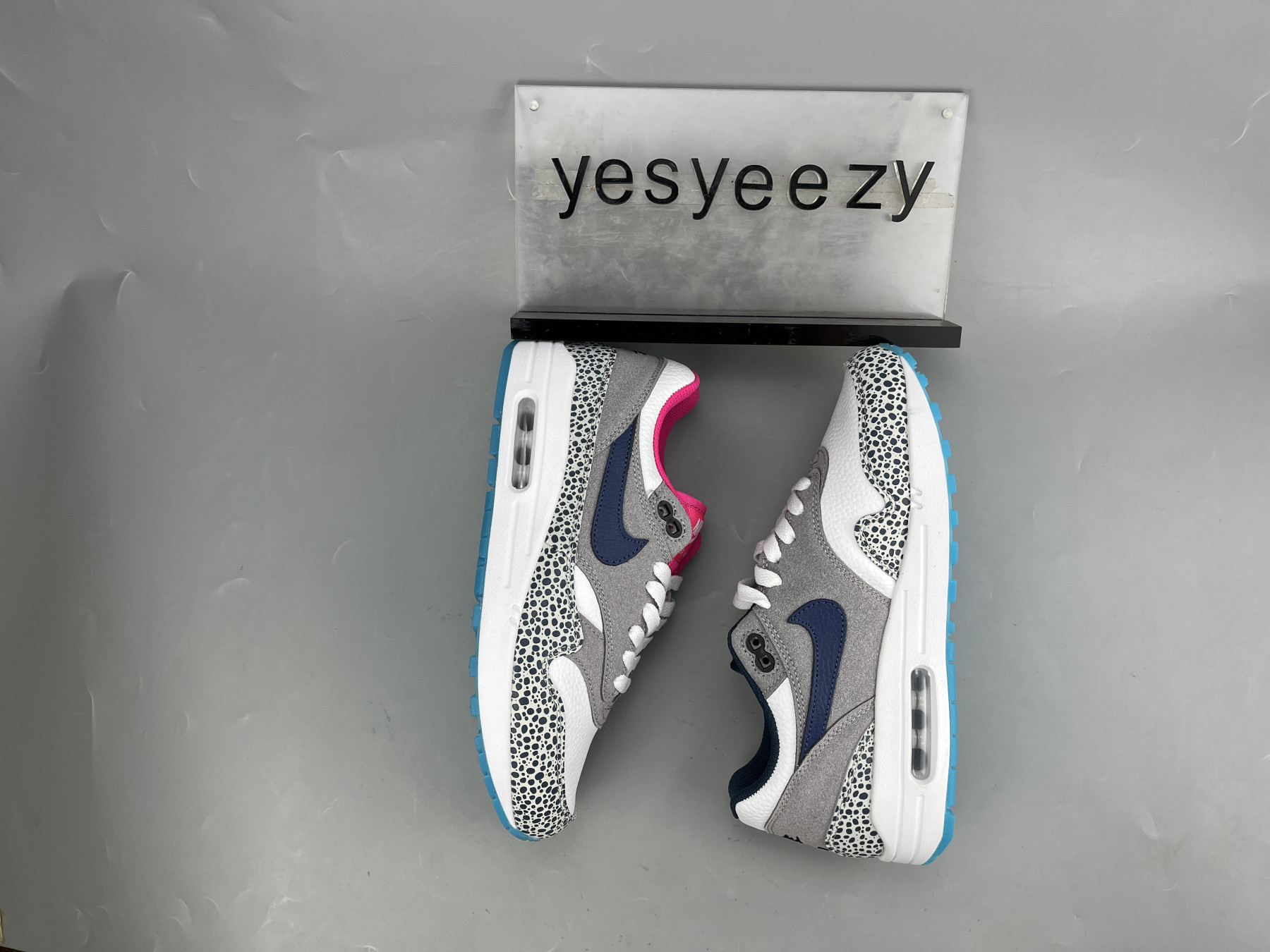 UA NIKE AIR MAX 1 GREY WHITE