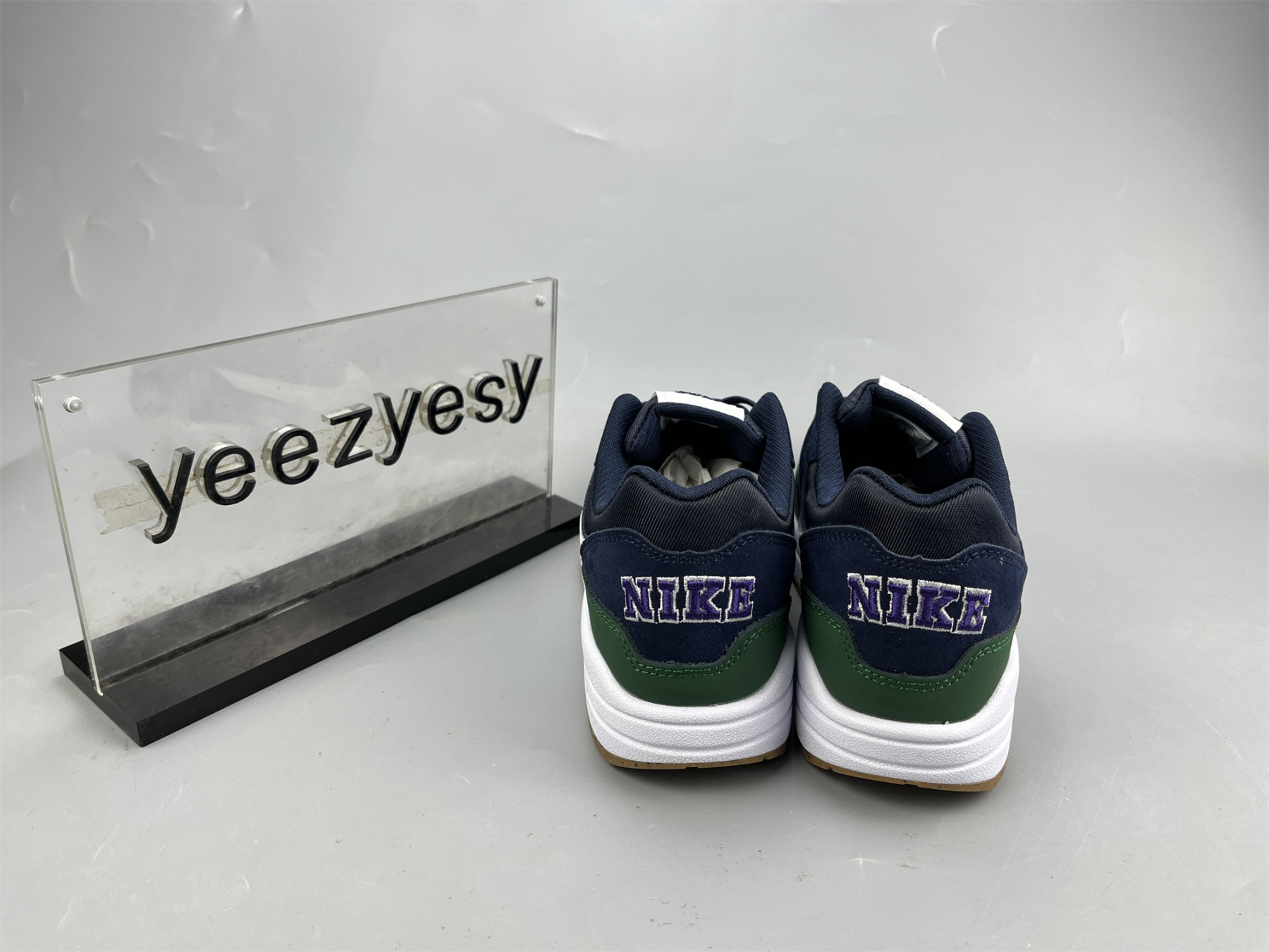 UA NIKE WMNS AIR MAX 1 QS 