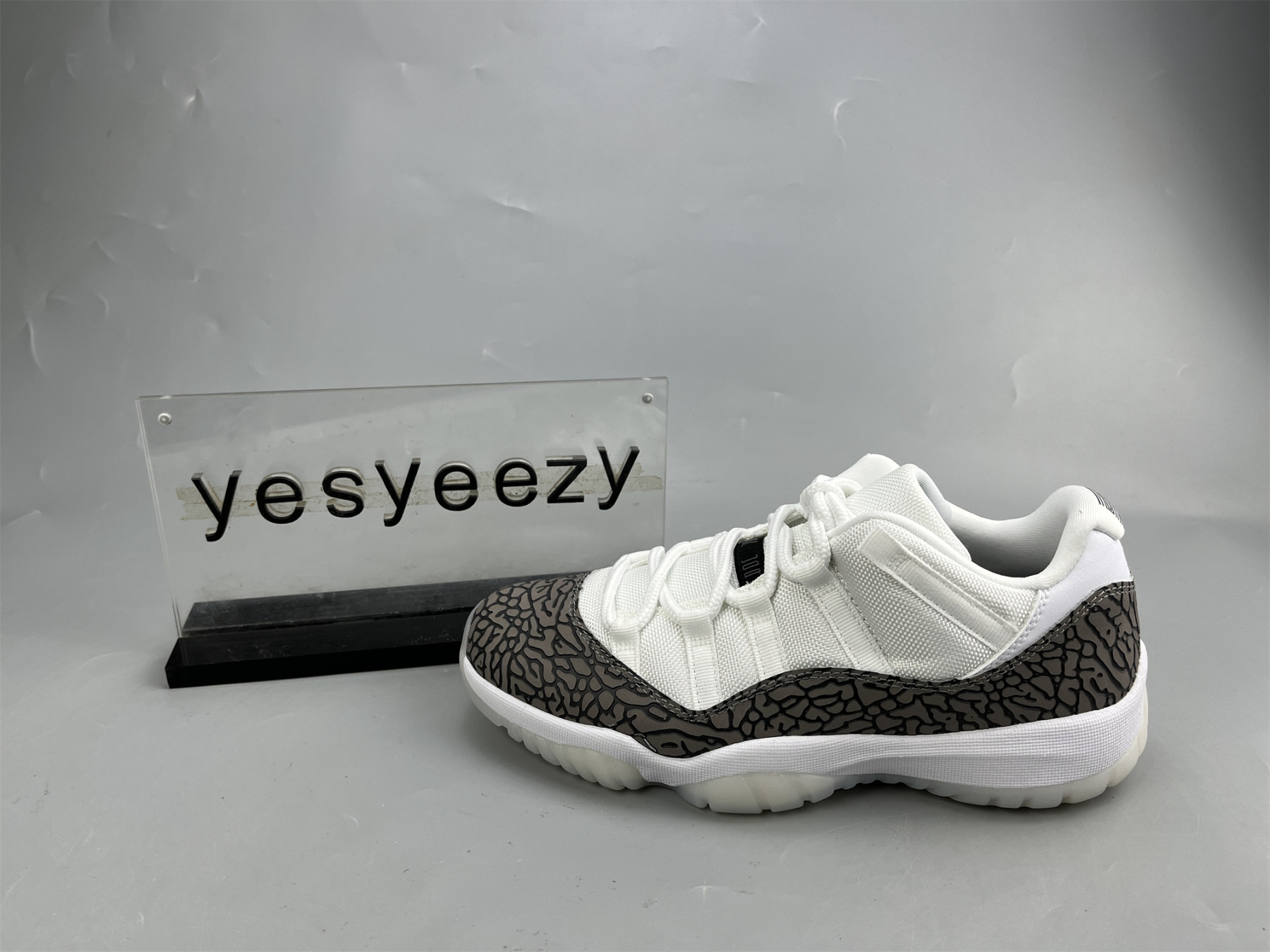 UA AIR JORDAN 11 LOW ELEPHANT