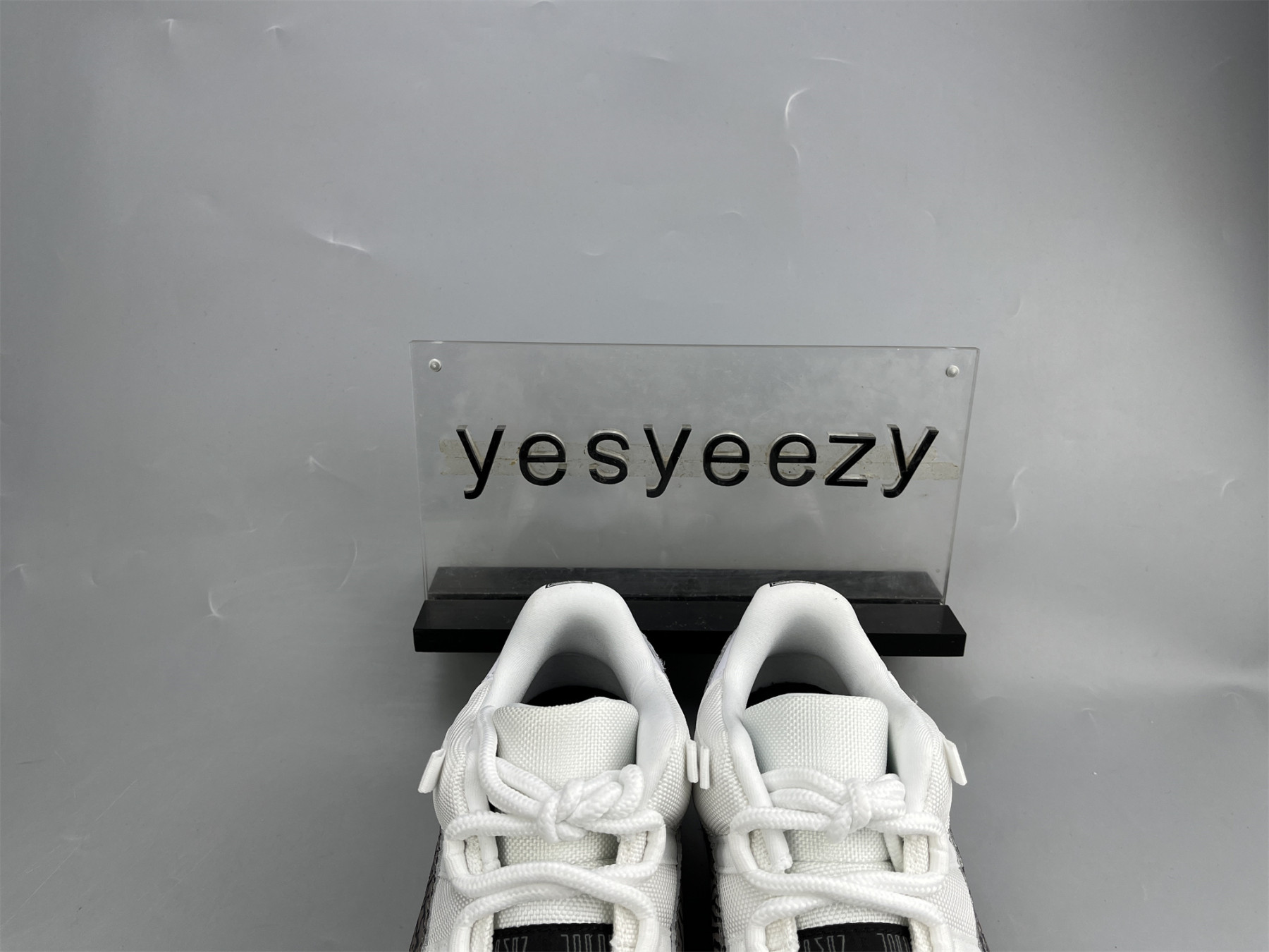 UA AIR JORDAN 11 LOW ELEPHANT