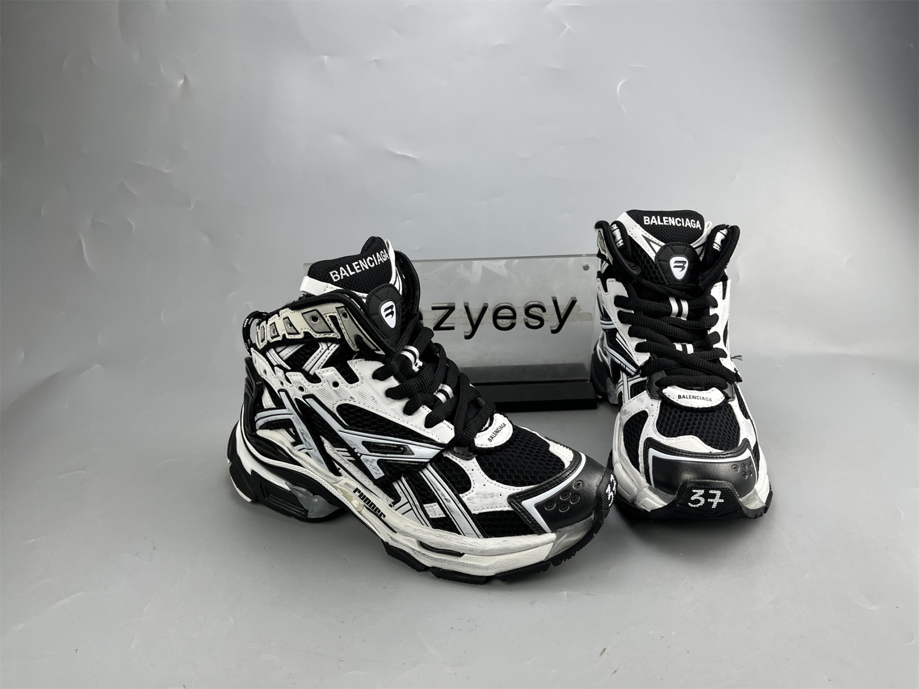 UA RUNNER HIGHTOP WHITE BLACK