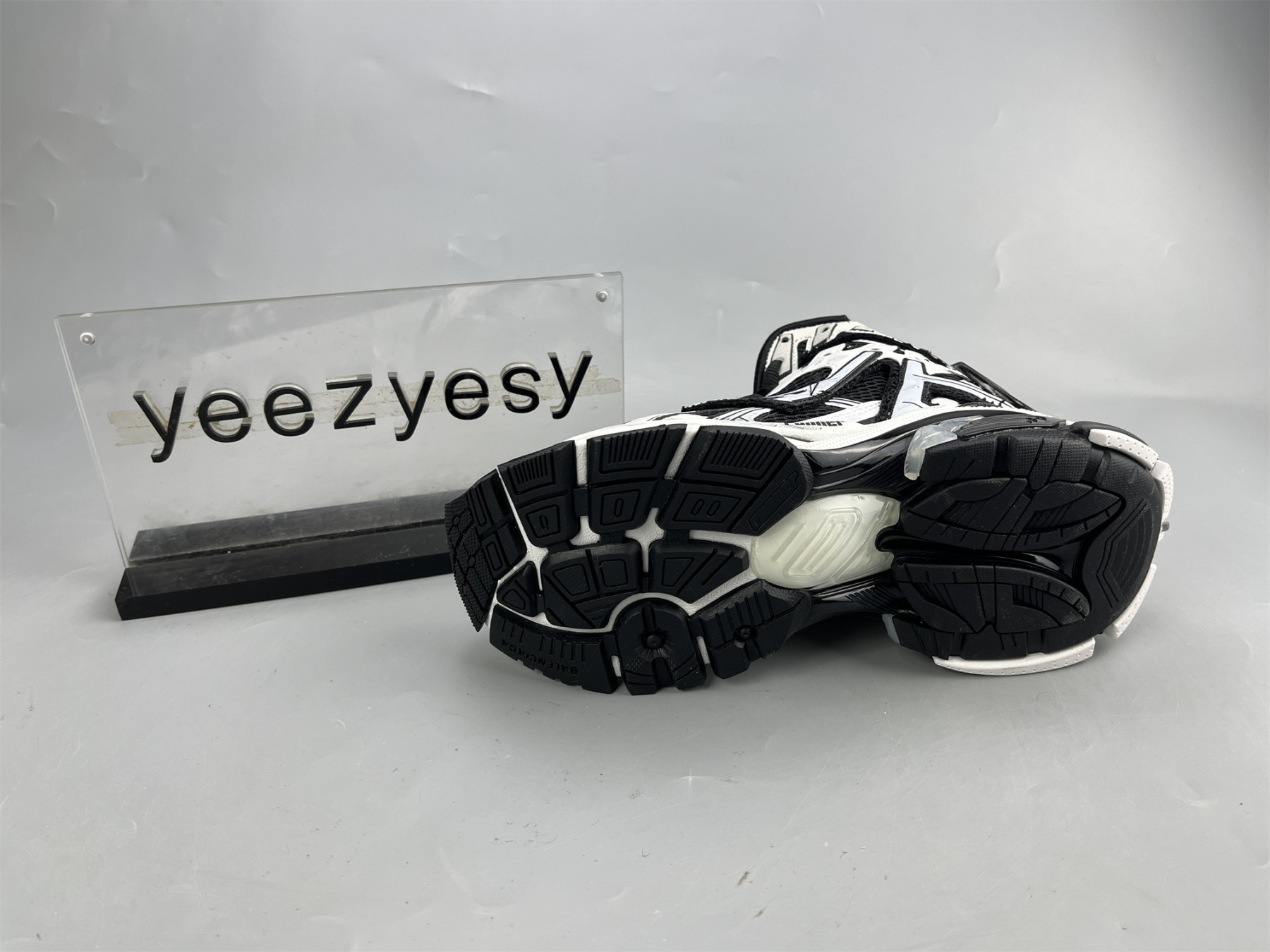 UA RUNNER HIGHTOP WHITE BLACK