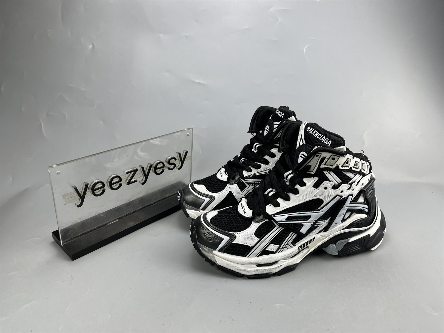 UA RUNNER HIGHTOP WHITE BLACK
