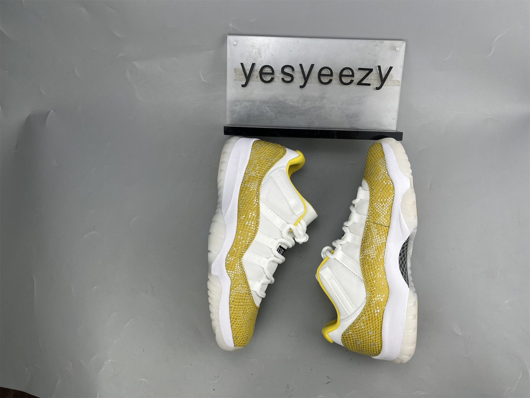 UA WMNS AIR JORDAN 11 RETRO LOW 