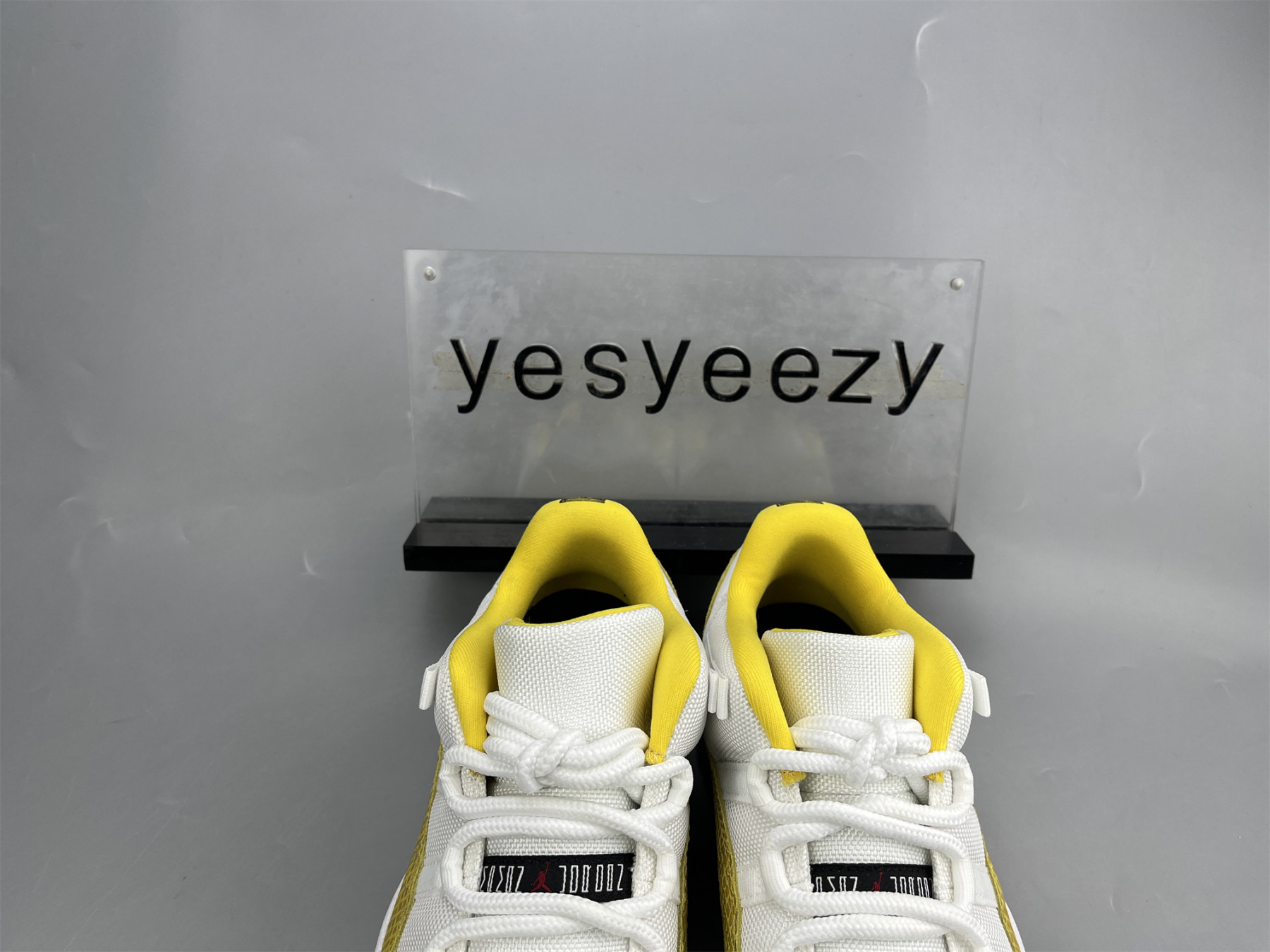 UA WMNS AIR JORDAN 11 RETRO LOW 