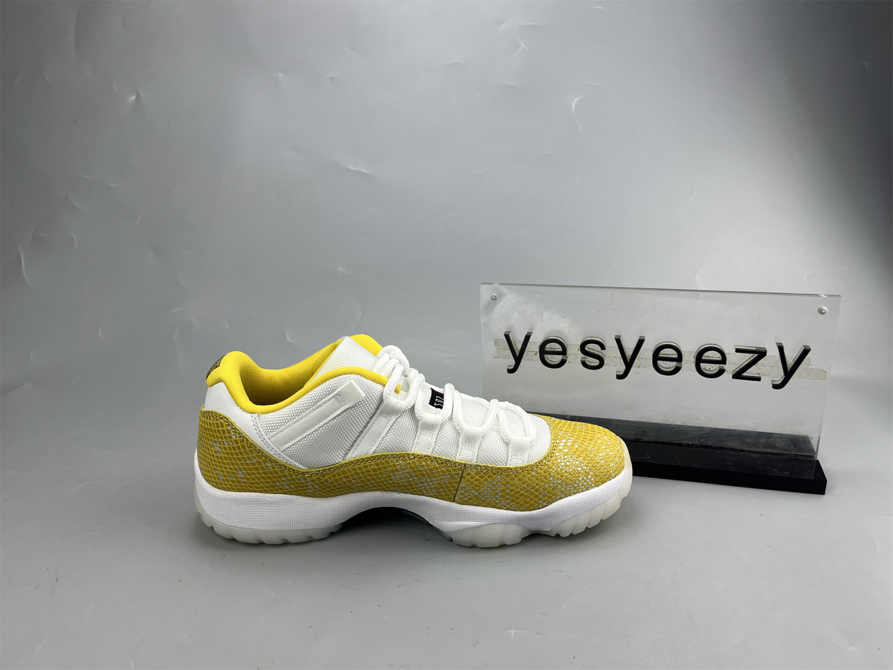 UA WMNS AIR JORDAN 11 RETRO LOW 