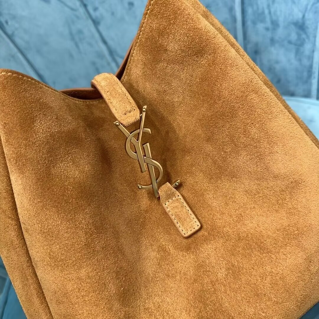 Y51 LE 5 À 7 S*pPLE IN SUEDE 23x22x8.5cm