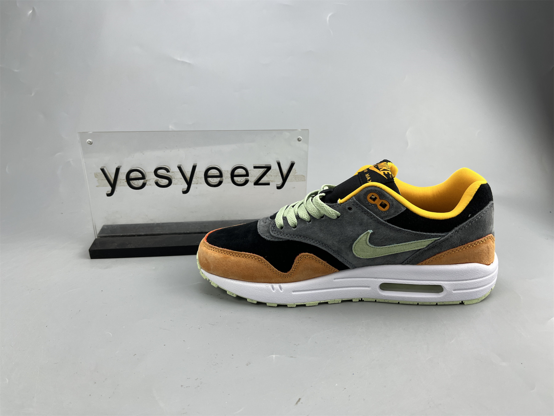 UA NIKE AIR MAX 1 PREMIUM 