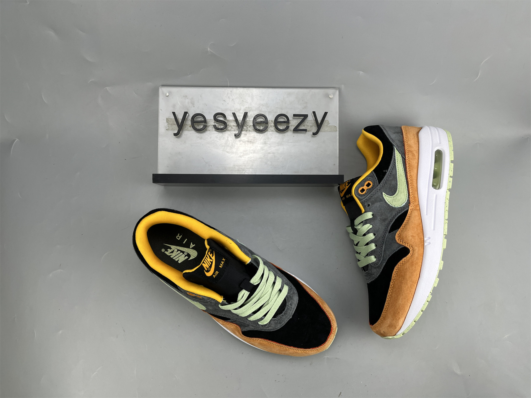 UA NIKE AIR MAX 1 PREMIUM 