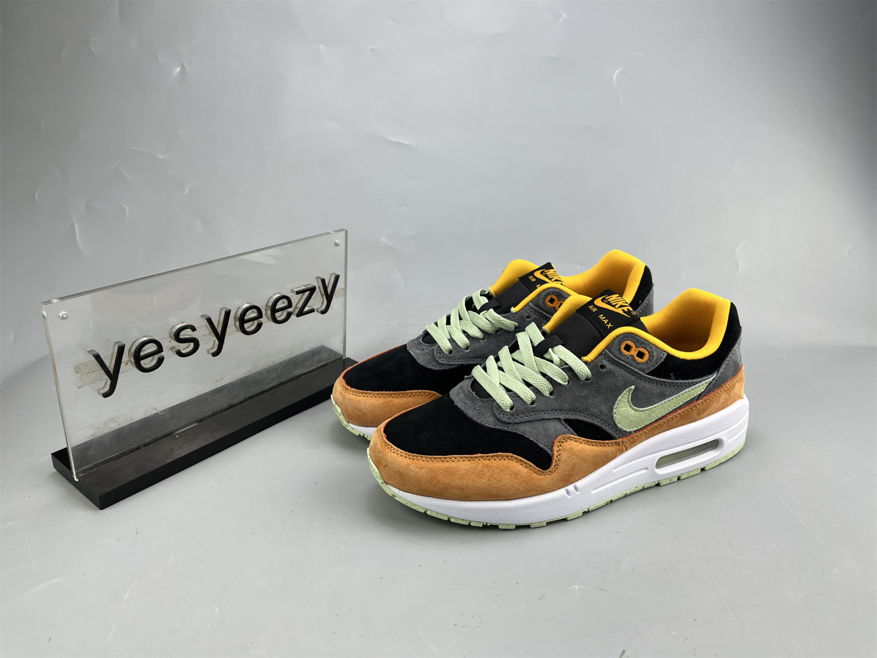 UA NIKE AIR MAX 1 PREMIUM 