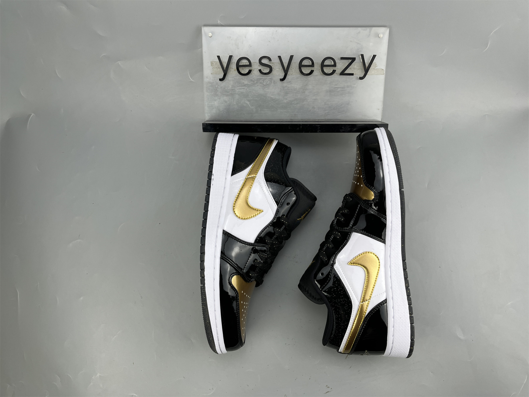 UA AIR JORDAN 1 LOW SE GS 