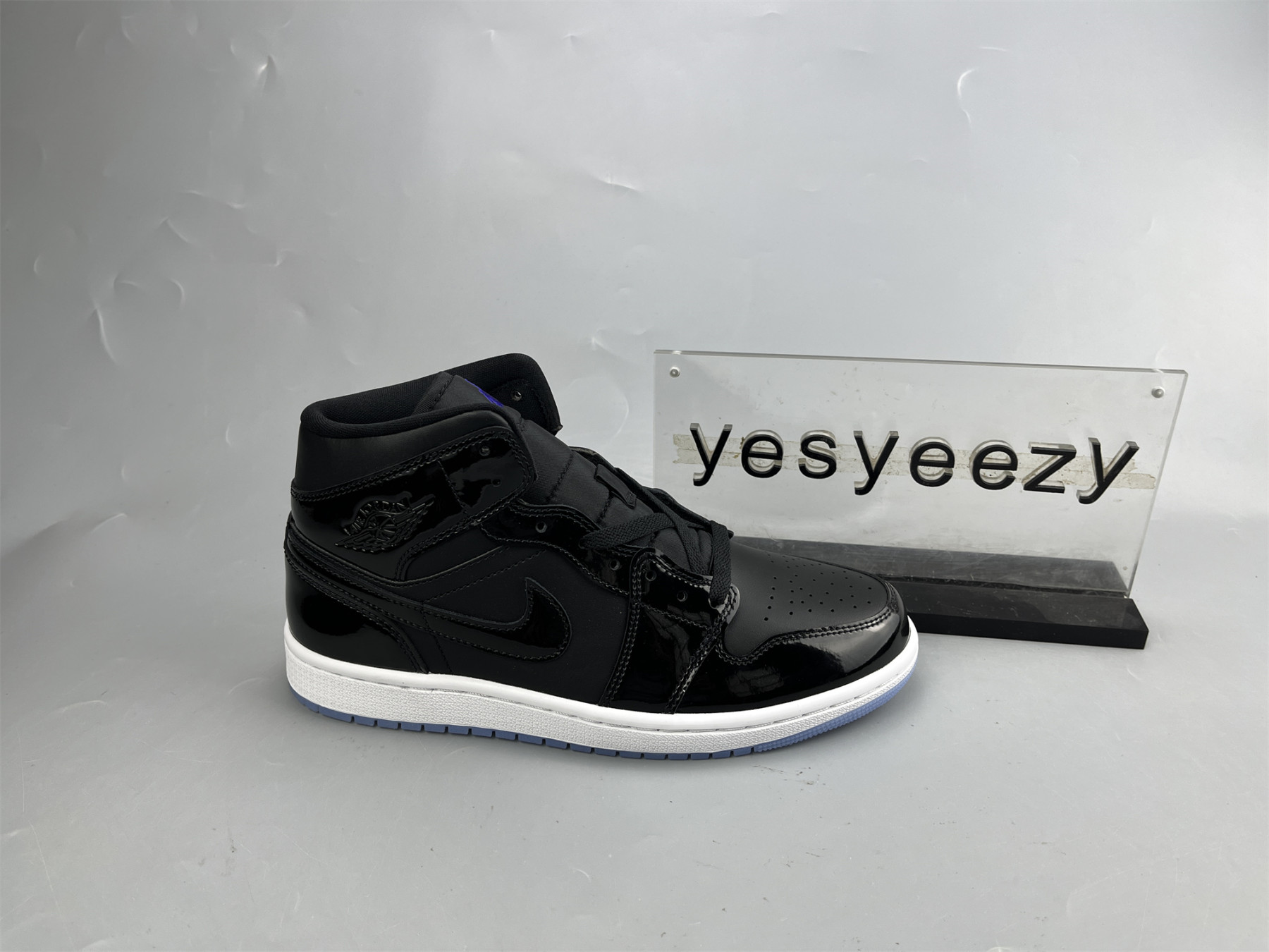 UA AIR JORDAN 1 MID SE 