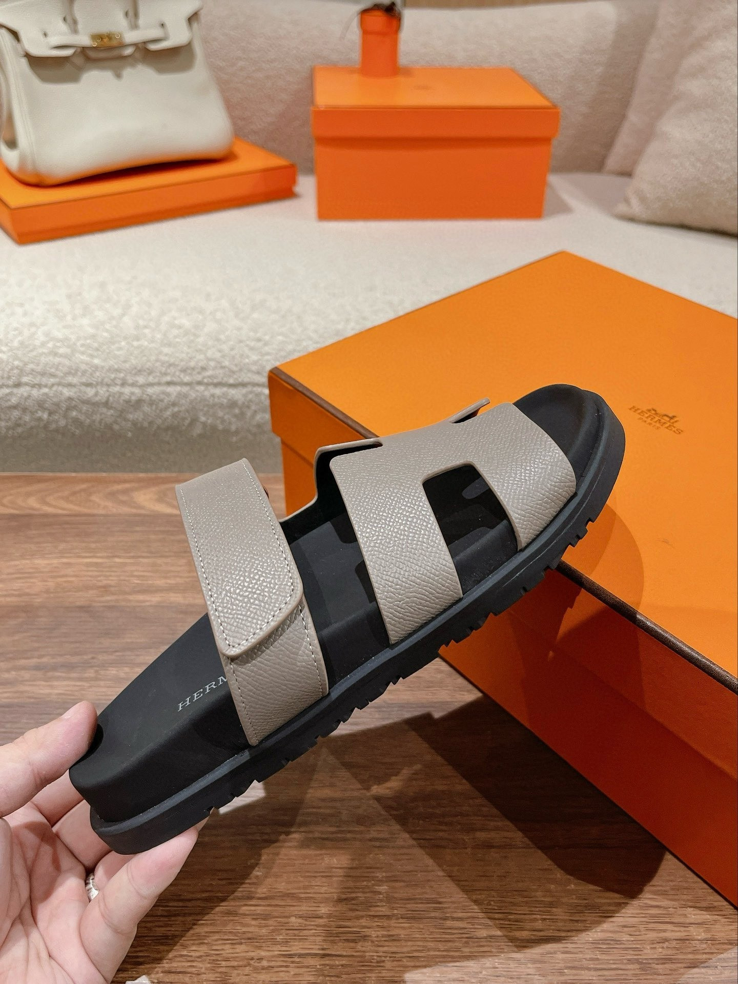 UA H**me5 Chypre sandal