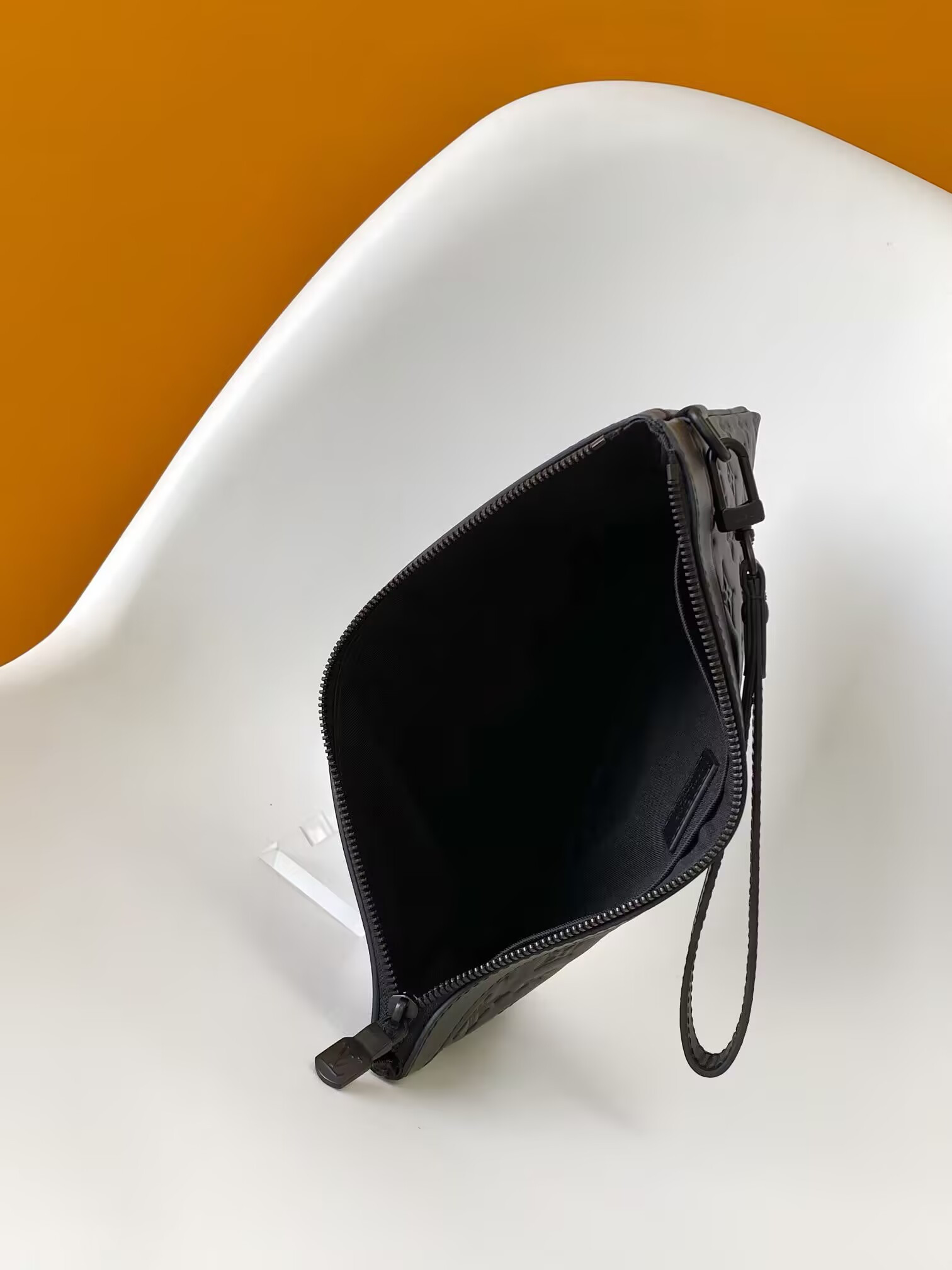 LV To-Go Pochette M81570 30 x 21.5 x 1 cm