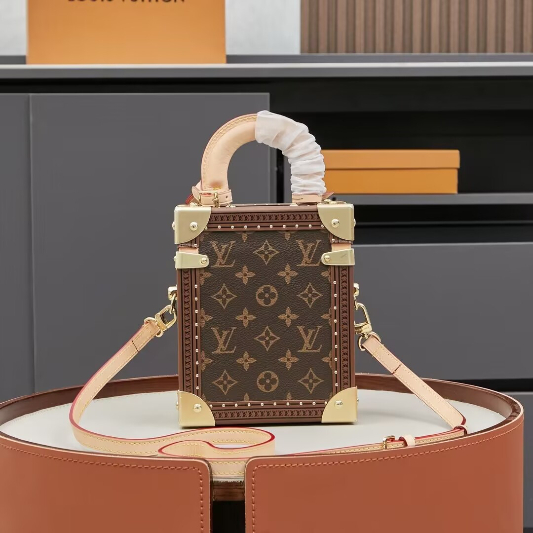 LV Camera Box M10079 17x13x7.5cm