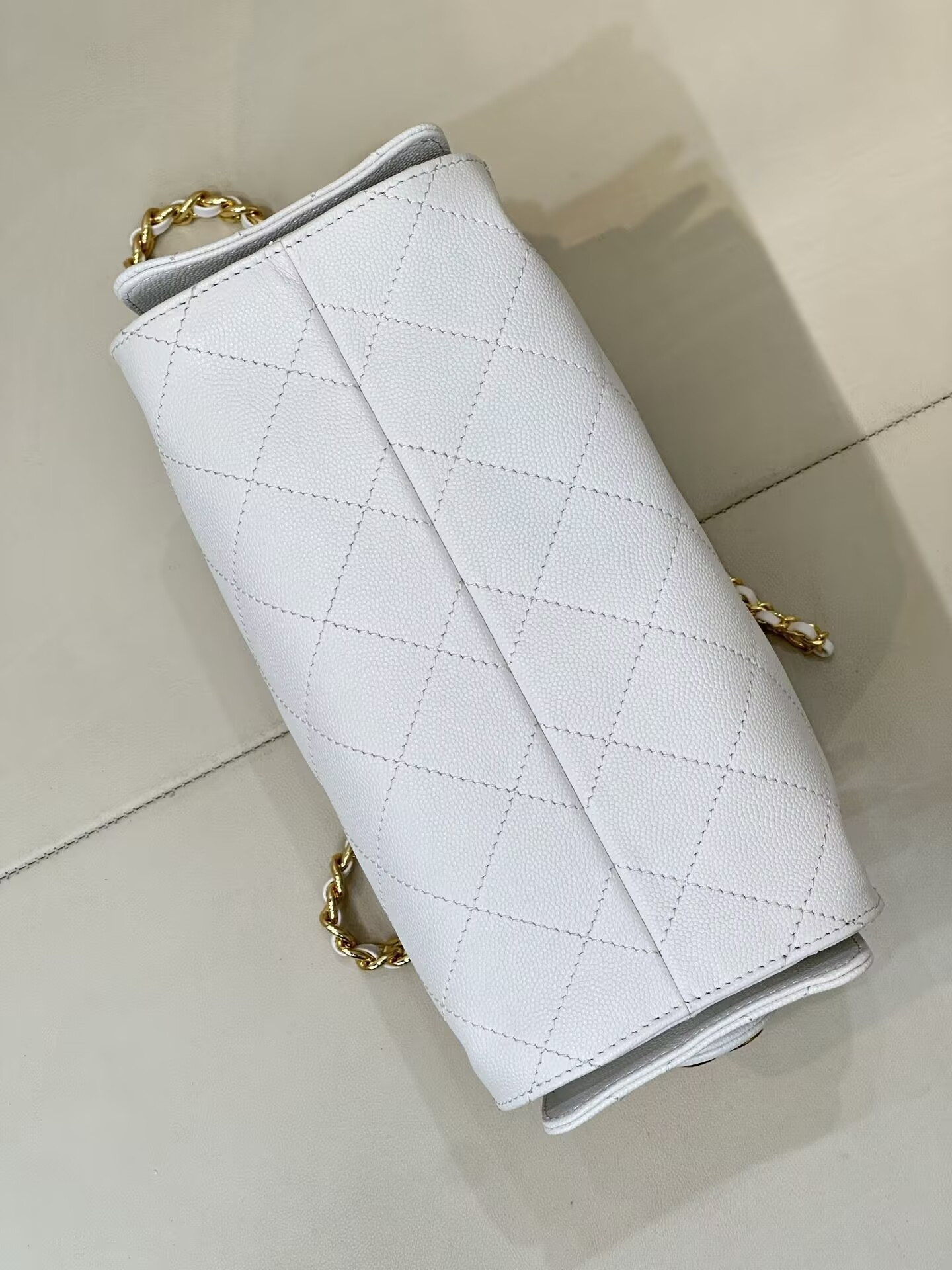 Ch**el 25C Bucket Bag Polished Gold Hardware with Red Lining AS5631 20x22x12.5cm