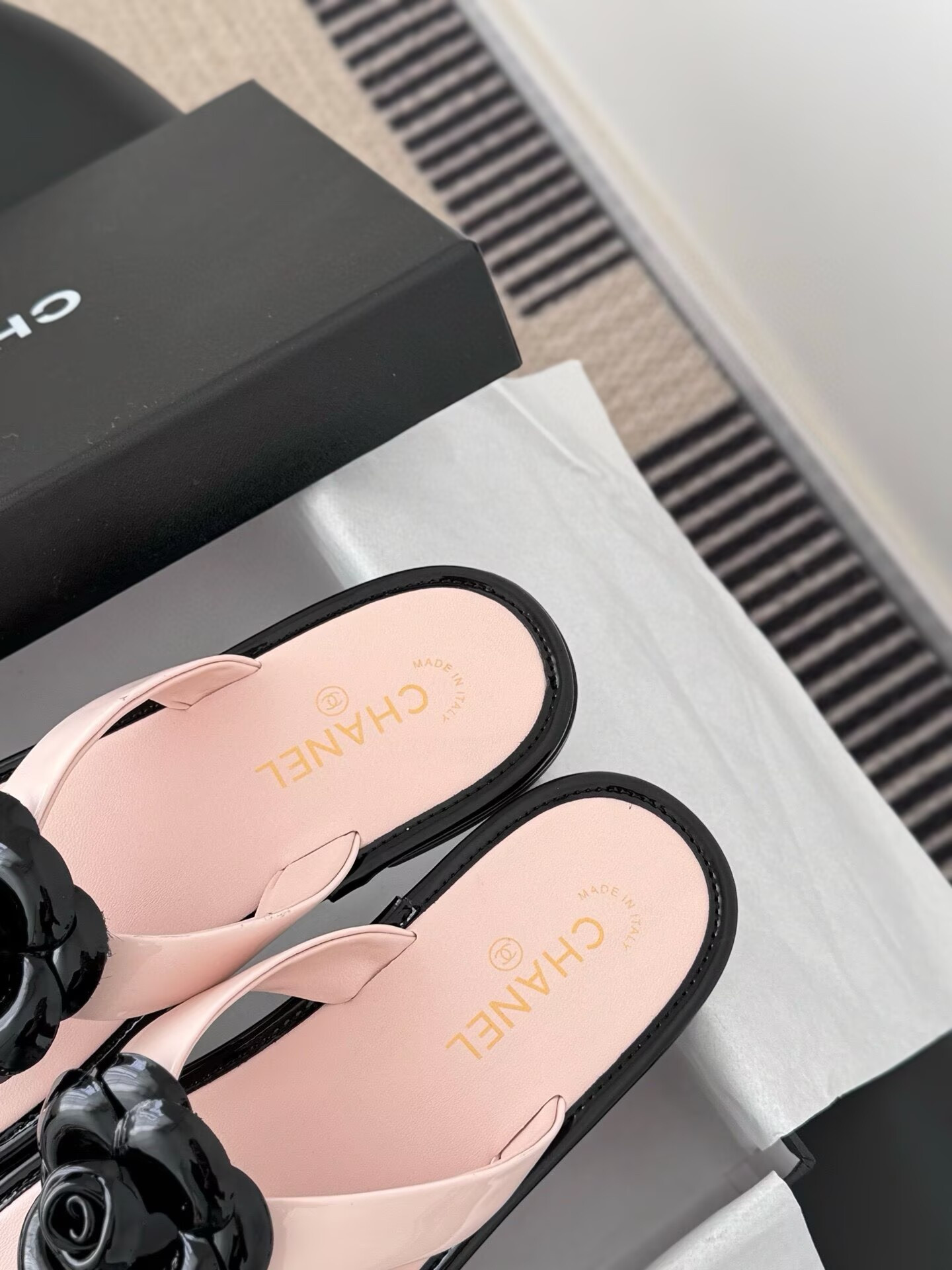 ua Ch**el thongs slides